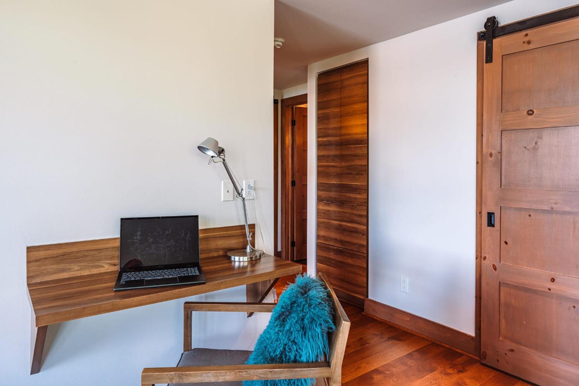 Lakefront, Mountain View - 3 Bedrooms Resort Suite