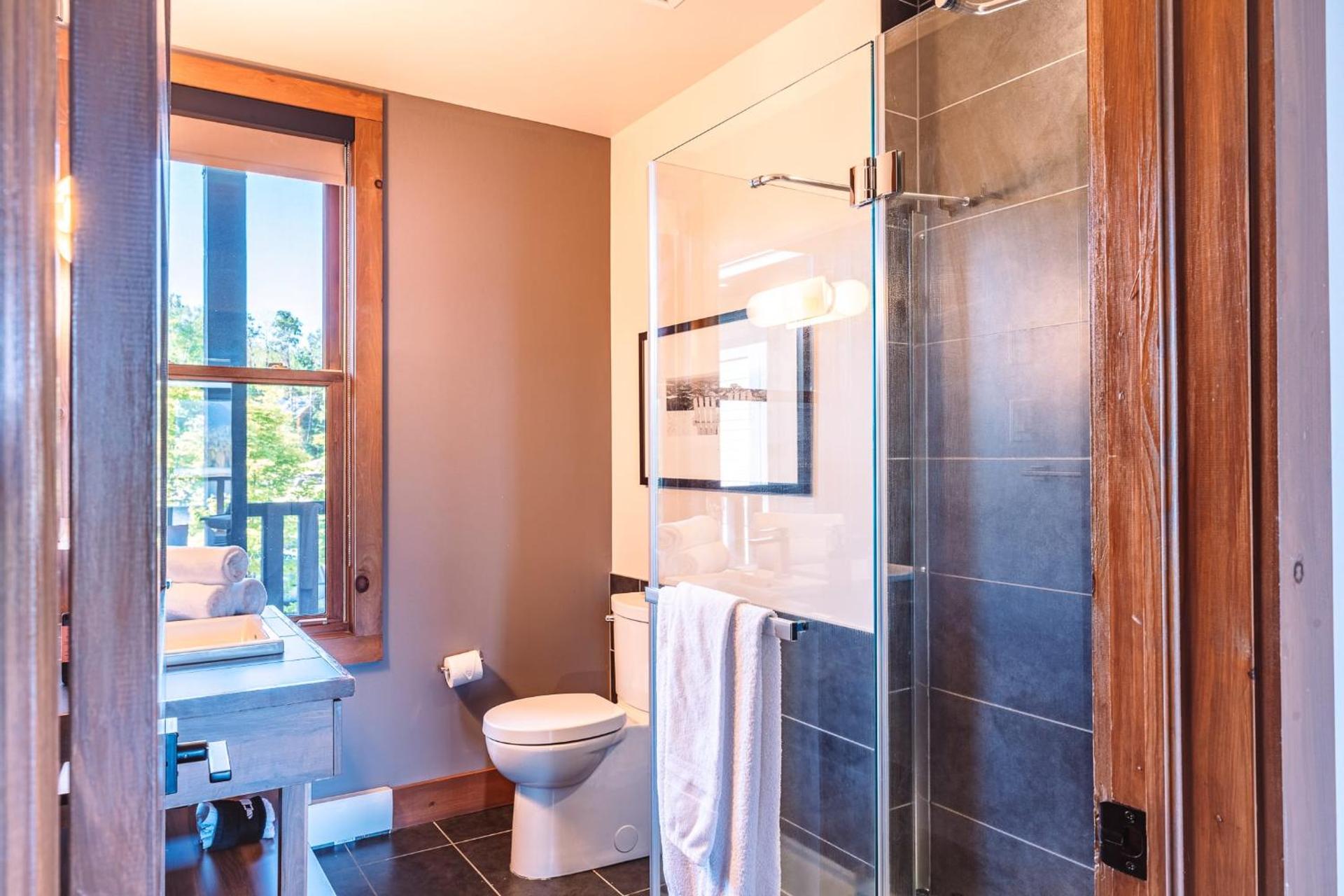 Lakefront, Mountain View - 3 Bedrooms Resort Suite