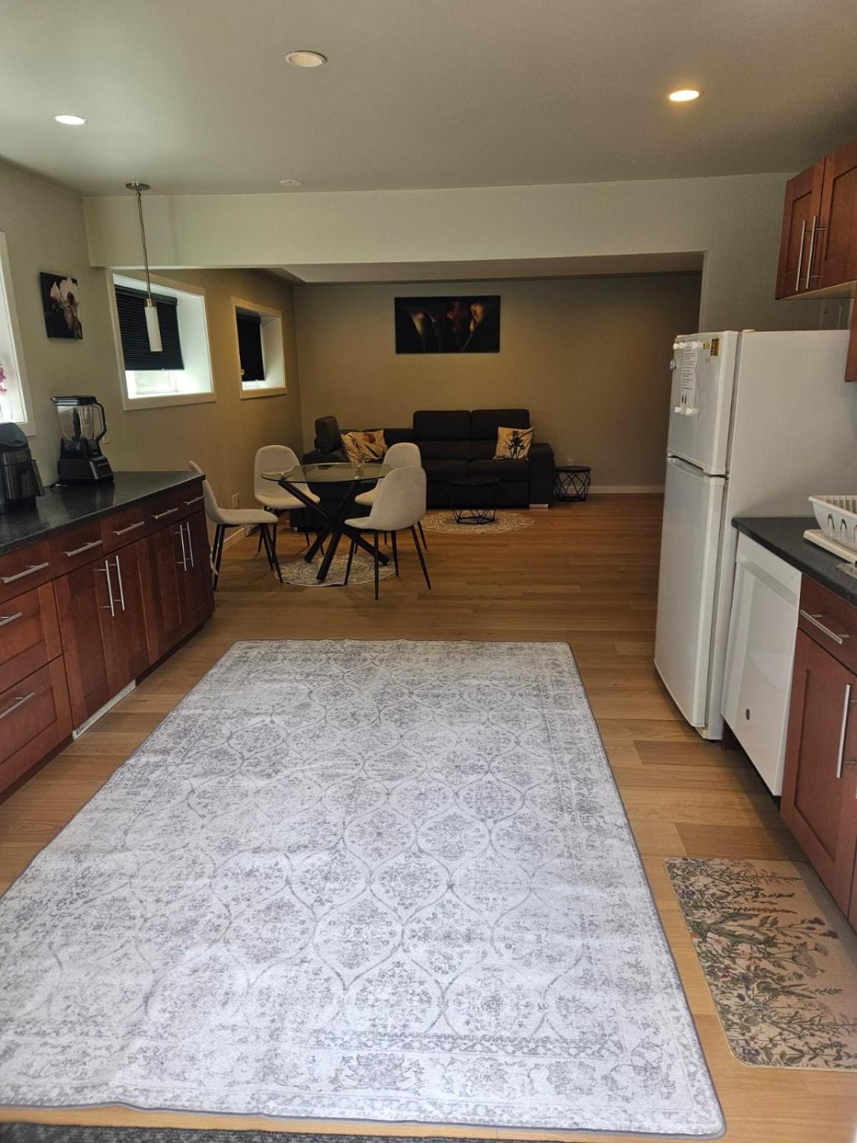 Lovely 1 Bedroom Suite Near Town