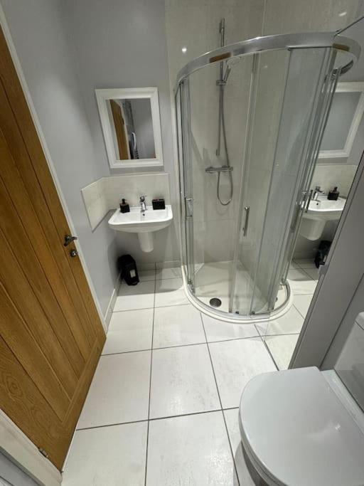 Church Court 2 Bed 55 Inch SKY TV Northampton Parking Contractor Accommodation