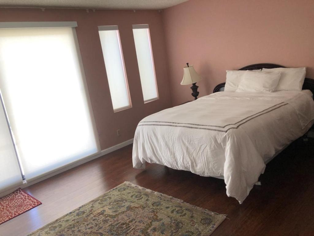 Hollywood Hills private room