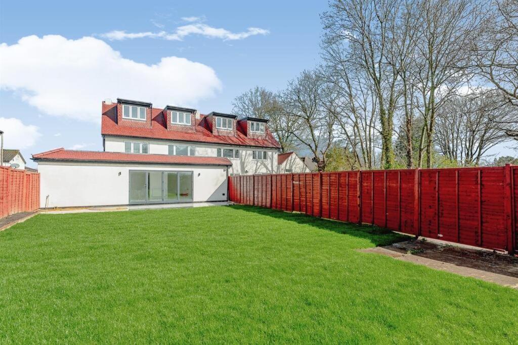 1 Orchard Farm Cottages Sleeps 10, Open plan Kitchen & Large Garden