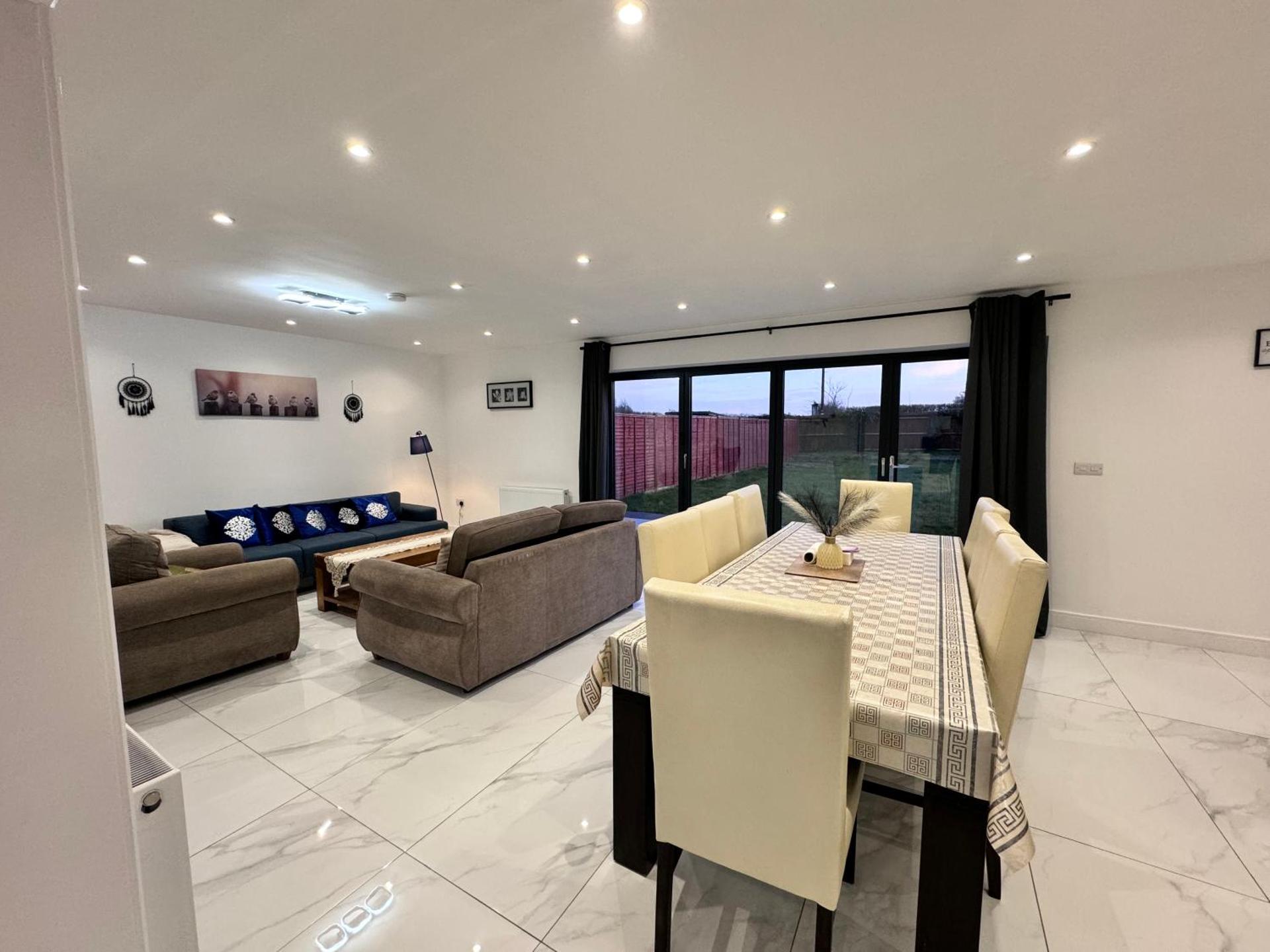 1 Orchard Farm Cottages Sleeps 10, Open plan Kitchen & Large Garden