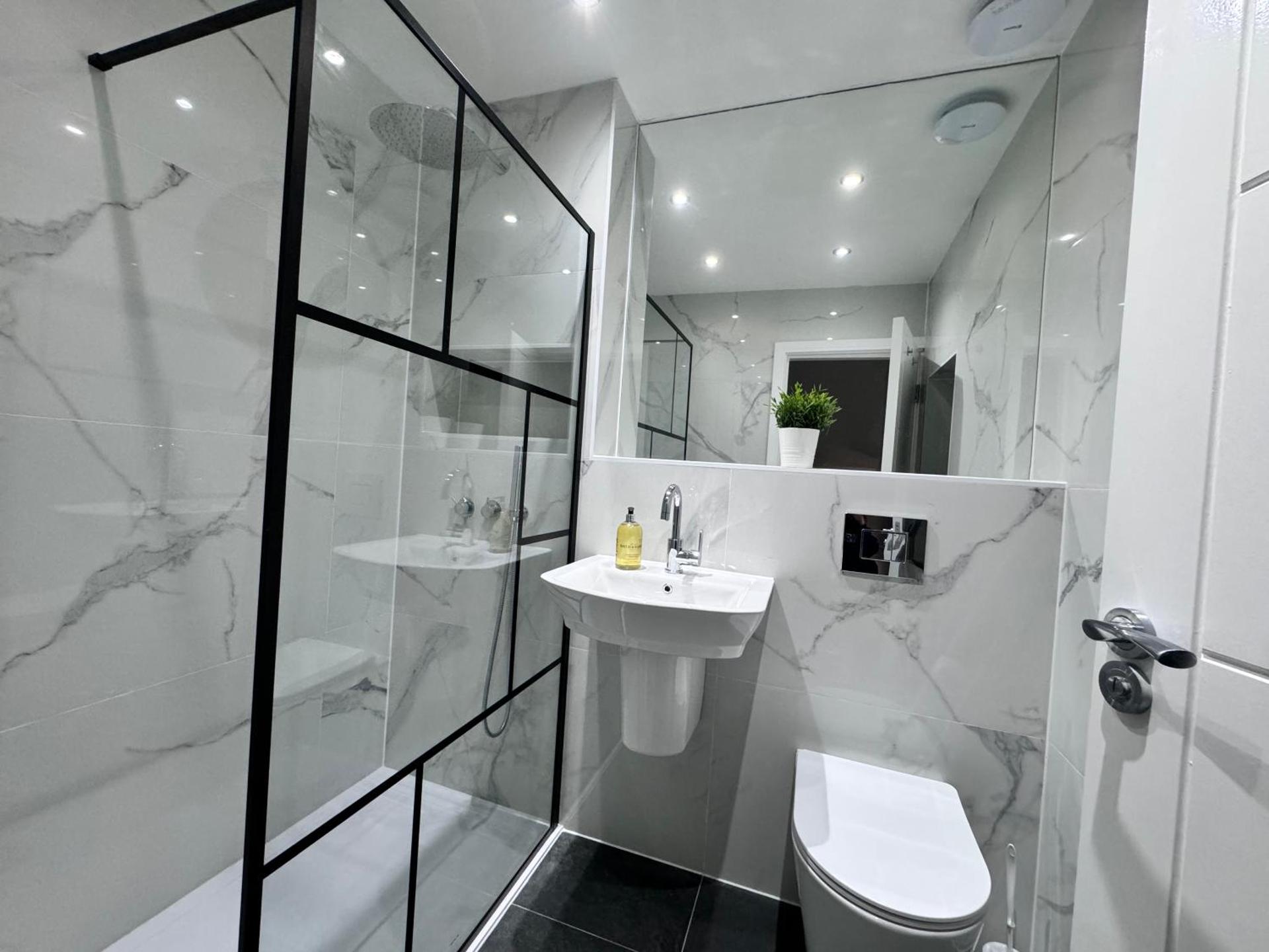 1 Orchard Farm Cottages Sleeps 10, Open plan Kitchen & Large Garden