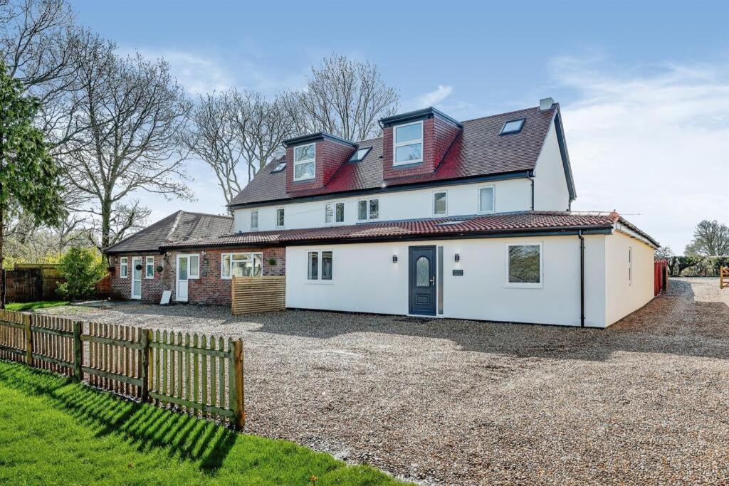 1 Orchard Farm Cottages Sleeps 10, Open plan Kitchen & Large Garden