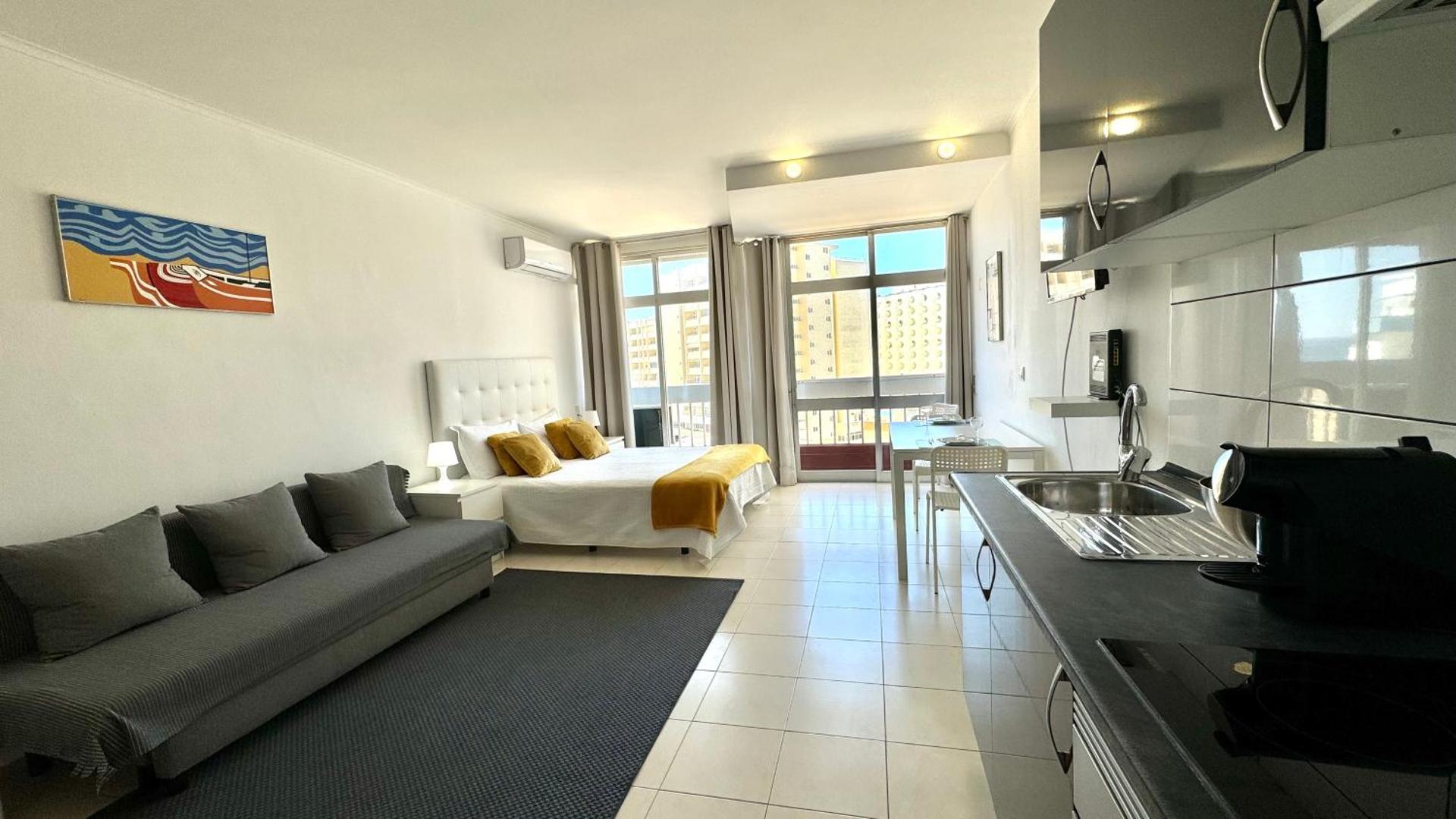 Praia da Rocha, 808 Tarik, Lovely Studio, Sea View, Air Conditioning, Free WI-FI, by IG