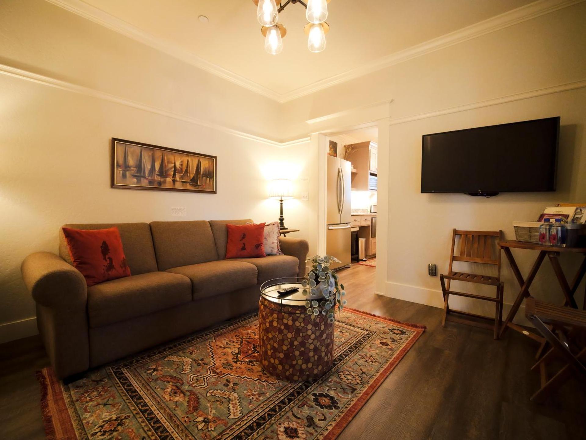 RedTail Inn - 3 Suites Sleeps up to 12