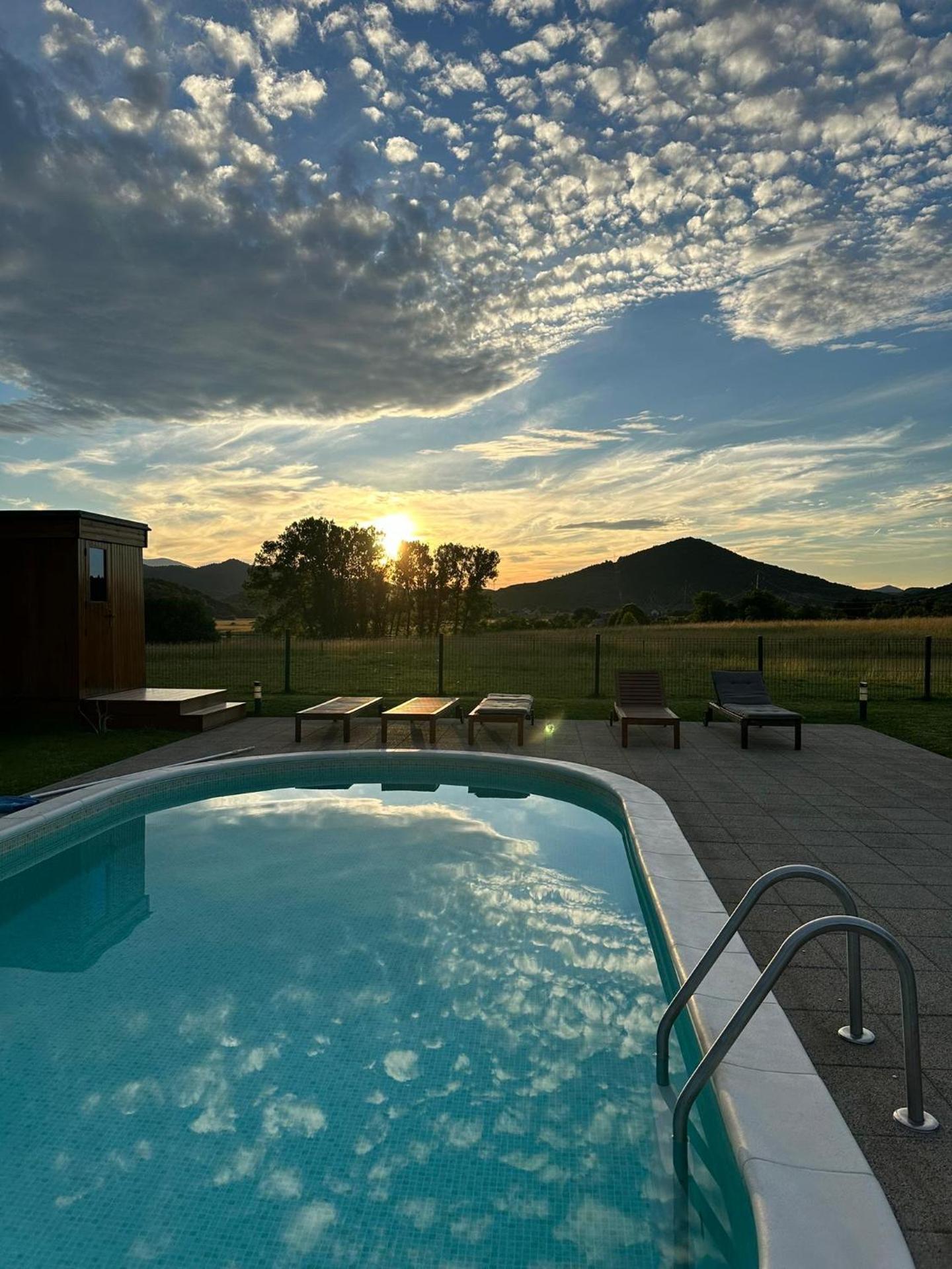 V's place - wooden house with heated pool and outdoor sauna