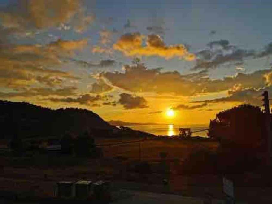 Terrasse panoramique ensoleillée avec vue mer