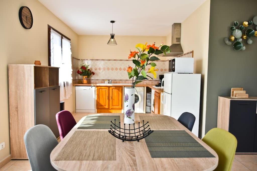 Terrasse panoramique ensoleillée avec vue mer