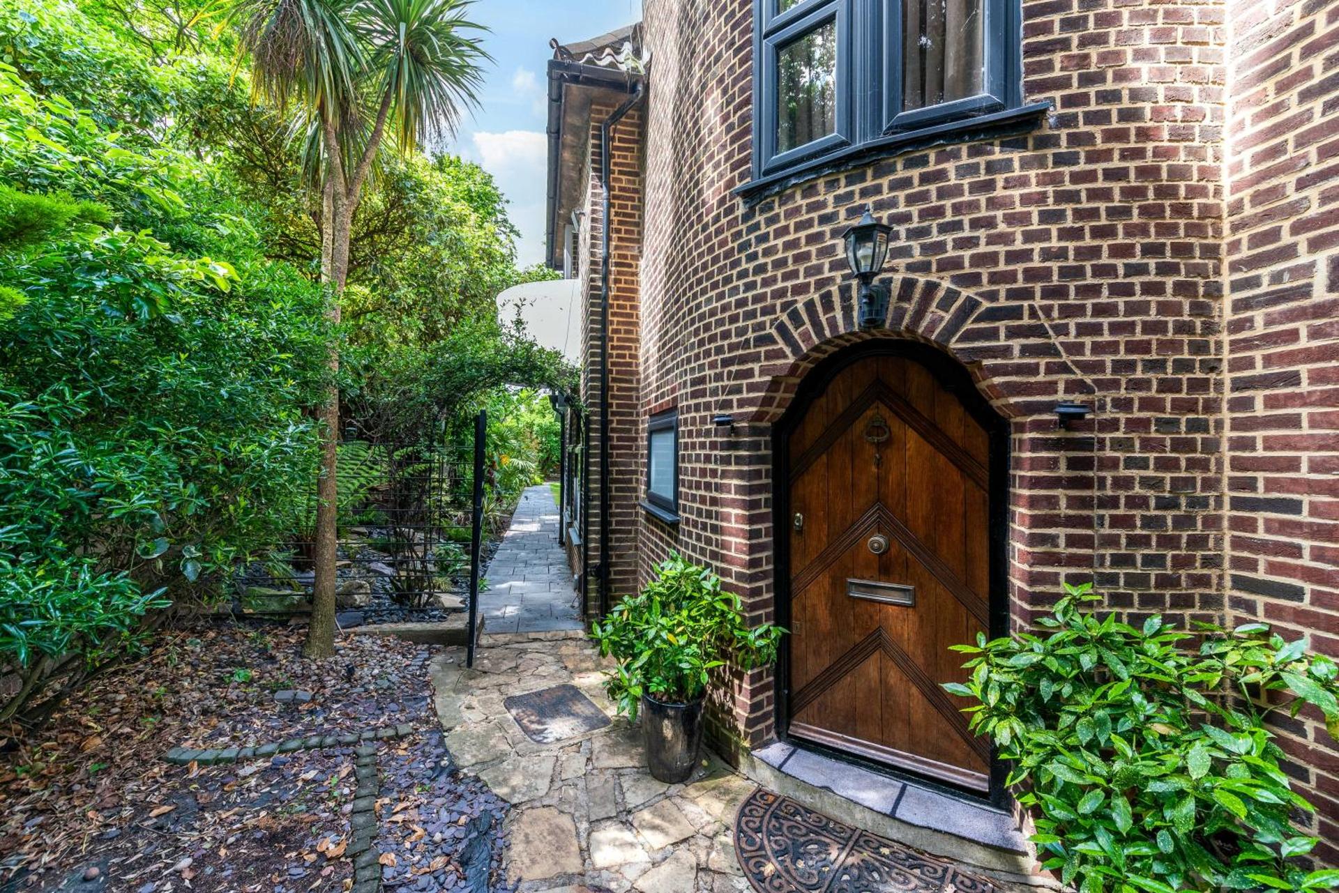 Gatsby Villa with large garden and fancy hot tub