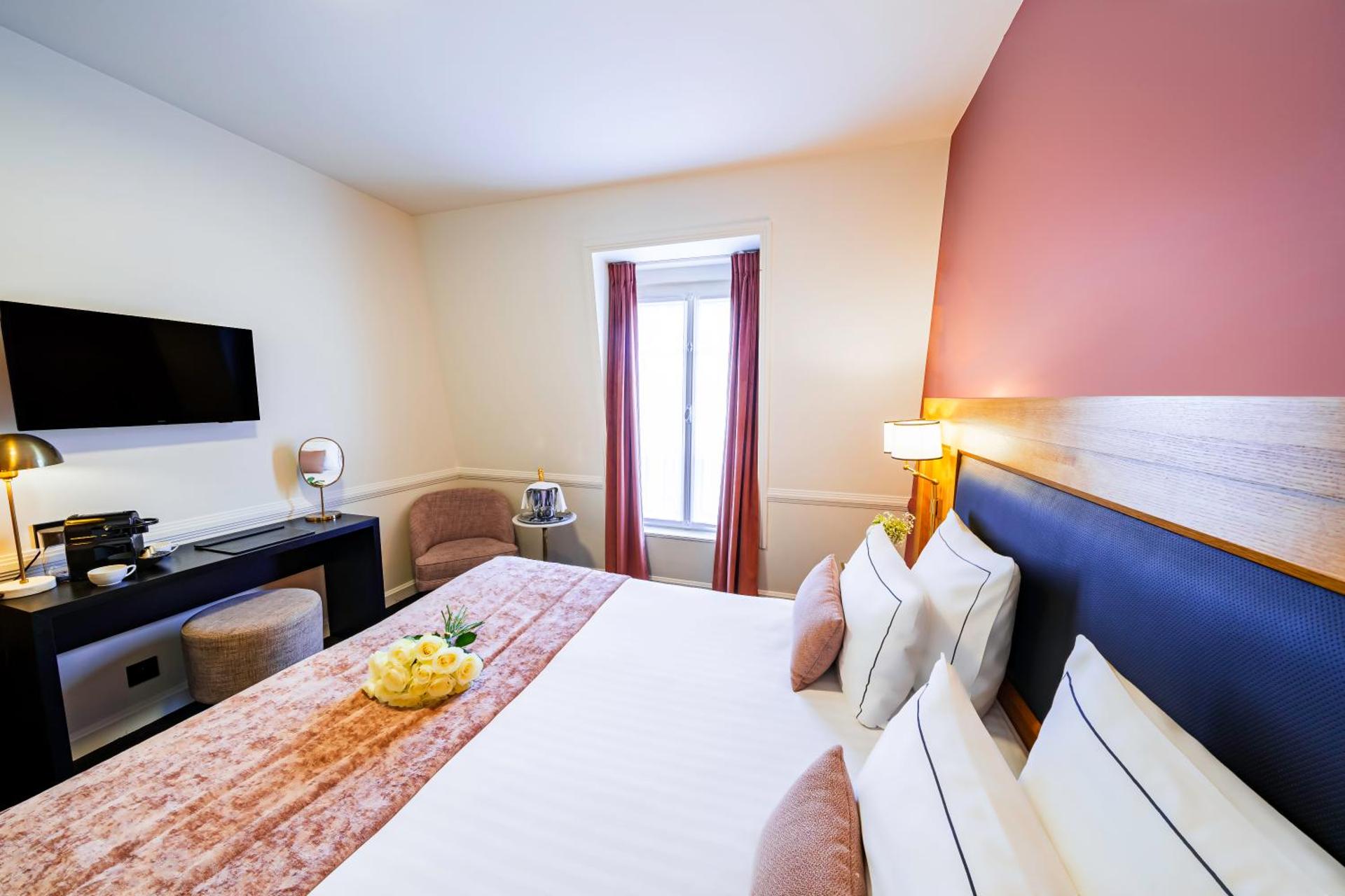 Superior Room with Eiffel Tower view