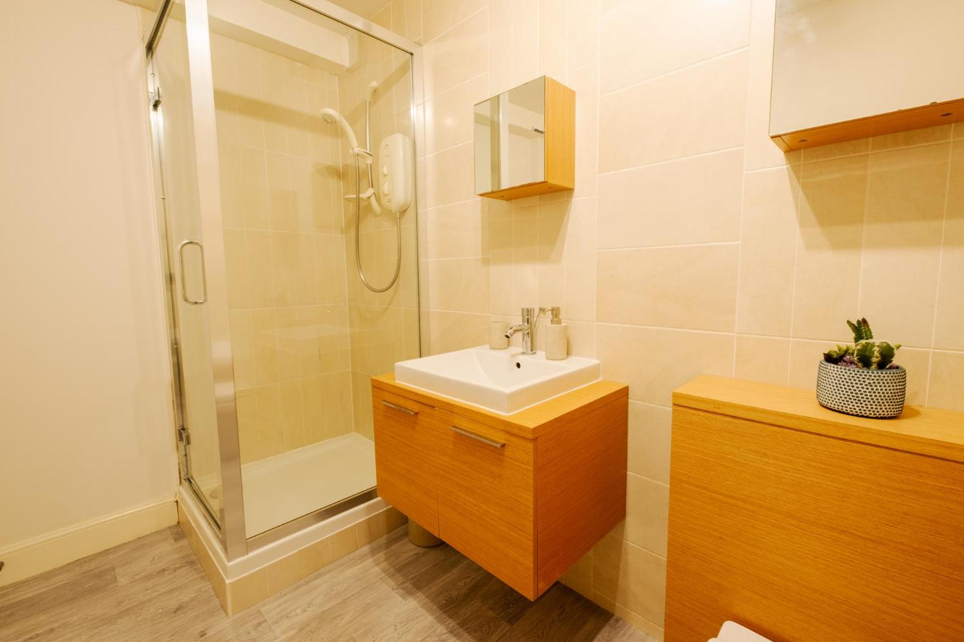 Henrys Apartment, DO NOT BOOK UNLESS YOU LIKE CLUB NOISE