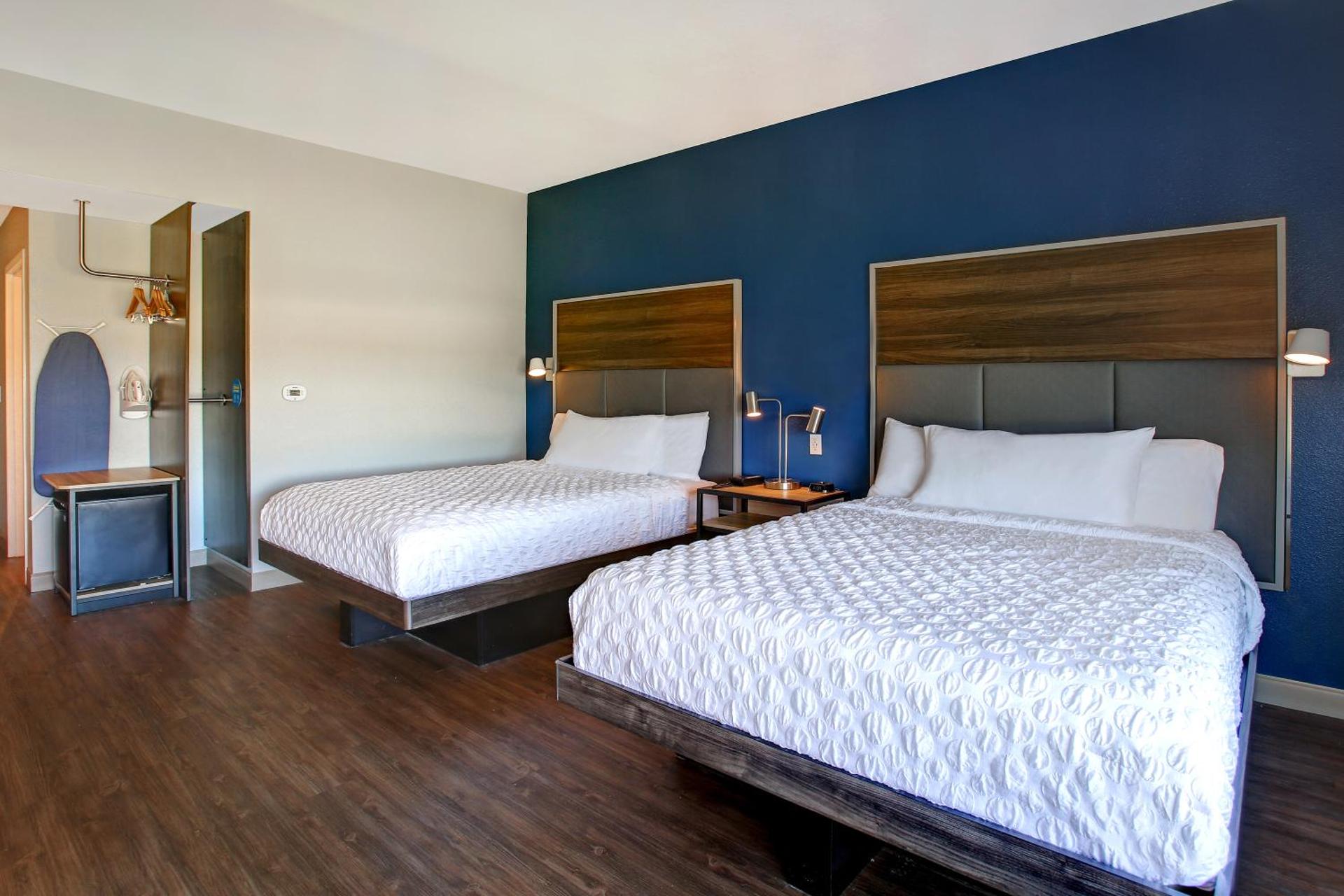 Queen Room with Two Queen Beds and Roll-In Shower - Mobility Access