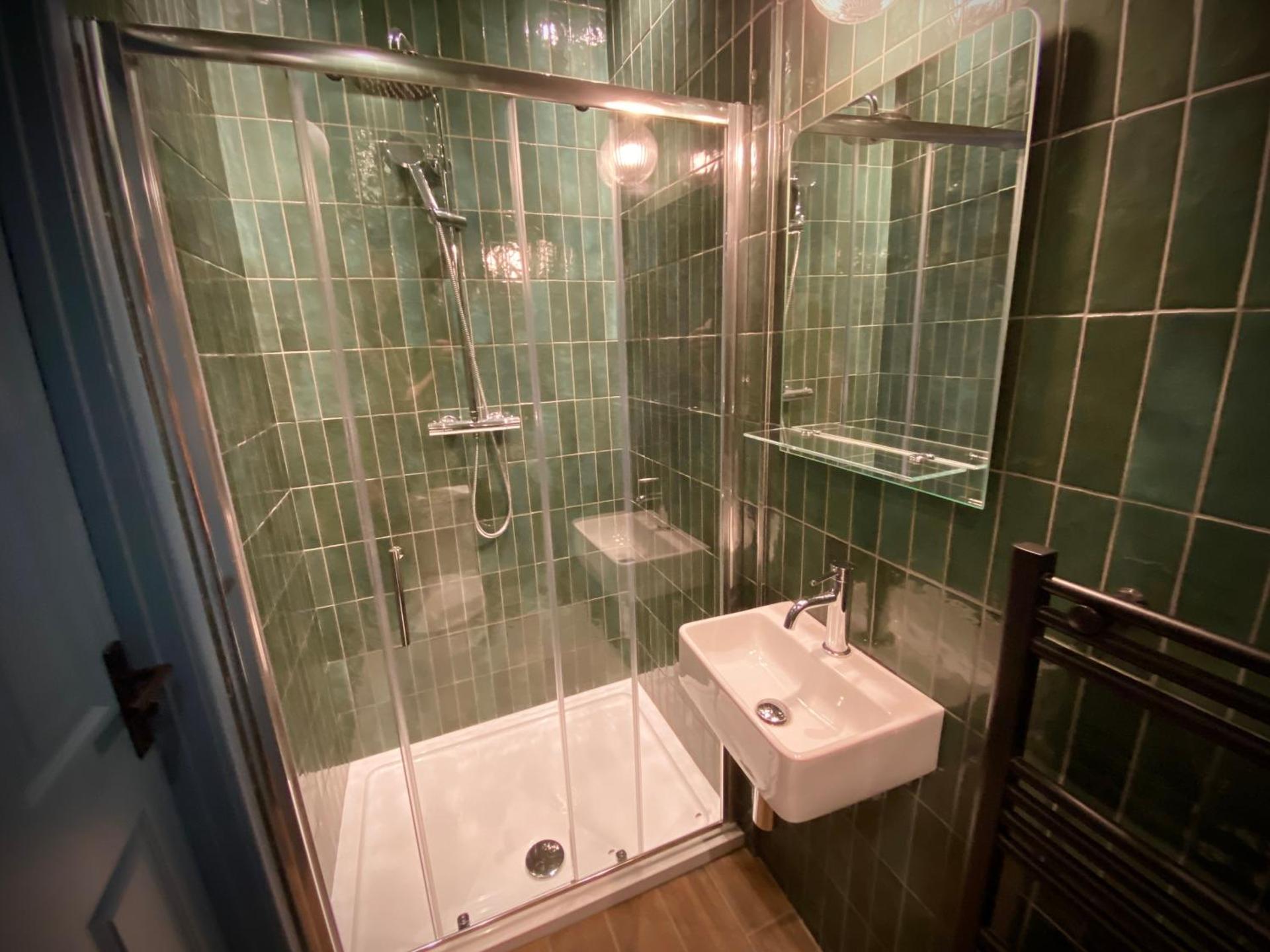 ROOMS AT THE QUAYSIDE - stylish en-suite rooms on Poole Quay all fully refurbed