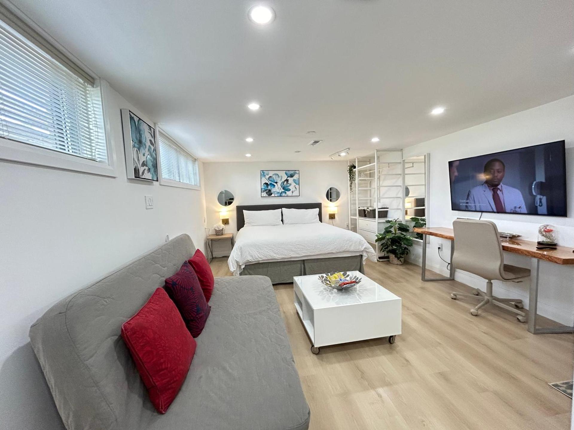 Modern Lux Family Rooms - KingBed - Near Sheppard W Station Toronto