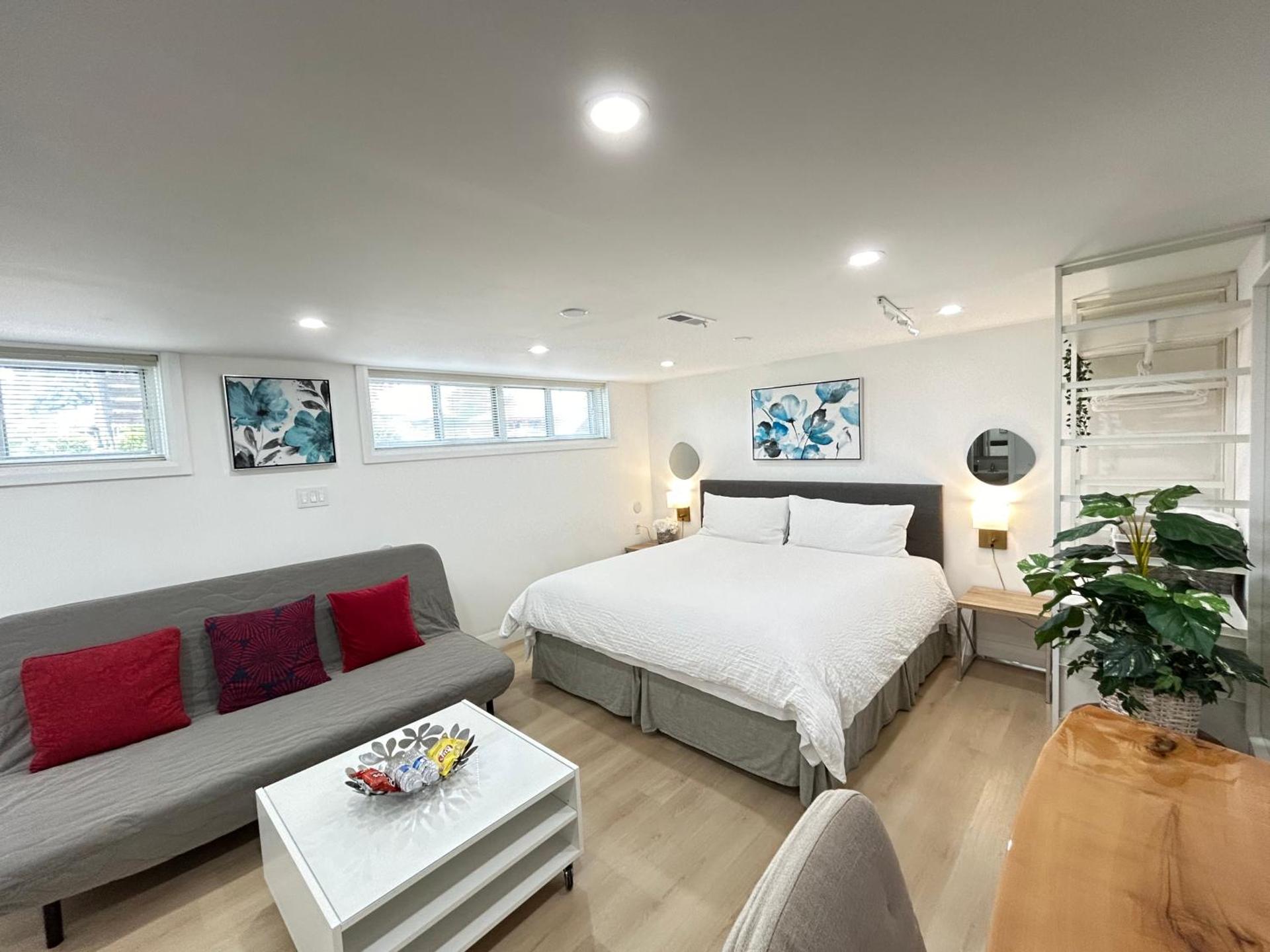 Modern Lux Family Rooms - KingBed - Near Sheppard W Station Toronto