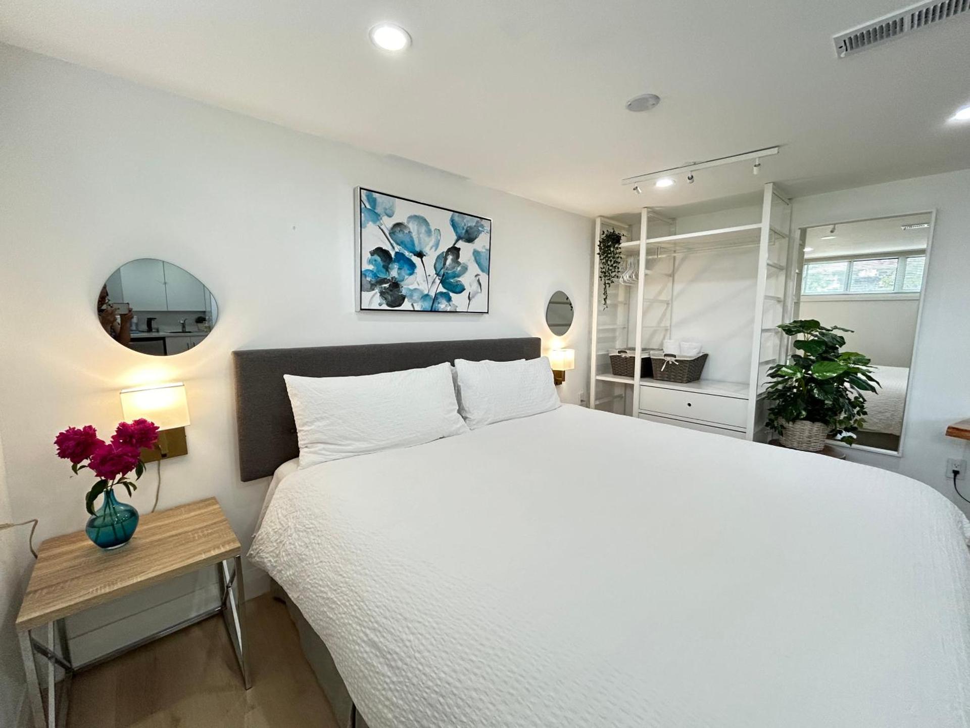 Modern Lux Family Rooms - KingBed - Near Sheppard W Station Toronto