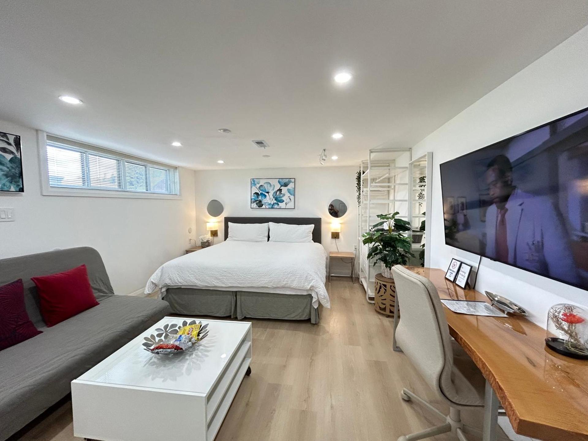 Modern Lux Family Rooms - KingBed - Near Sheppard W Station Toronto