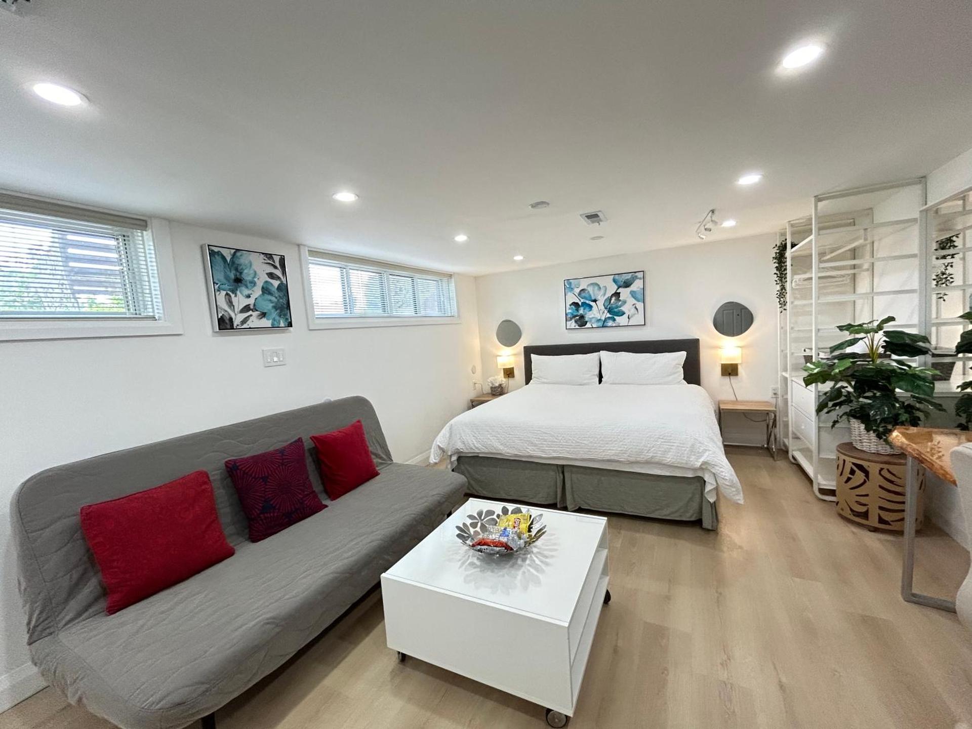 Modern Lux Family Rooms - KingBed - Near Sheppard W Station Toronto