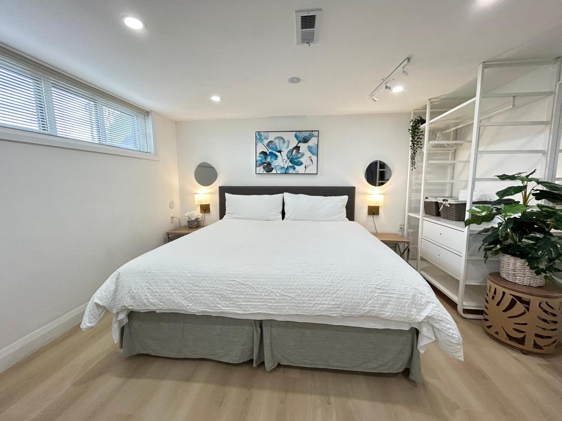 Modern Lux Family Rooms - KingBed - Near Sheppard W Station Toronto