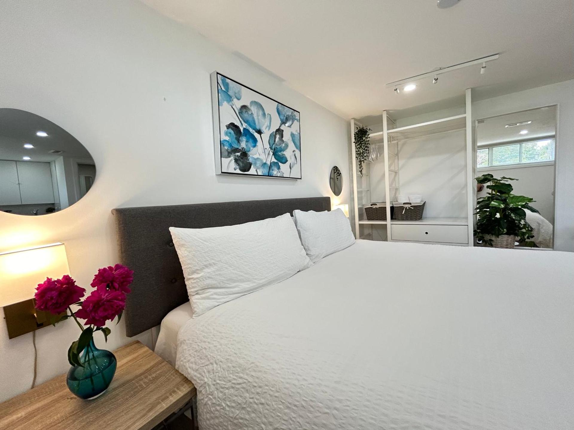 Modern Lux Family Rooms - KingBed - Near Sheppard W Station Toronto