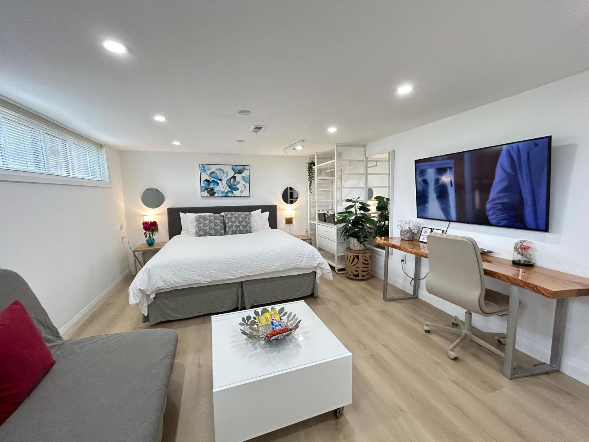 Modern Lux Family Rooms - KingBed - Near Sheppard W Station Toronto