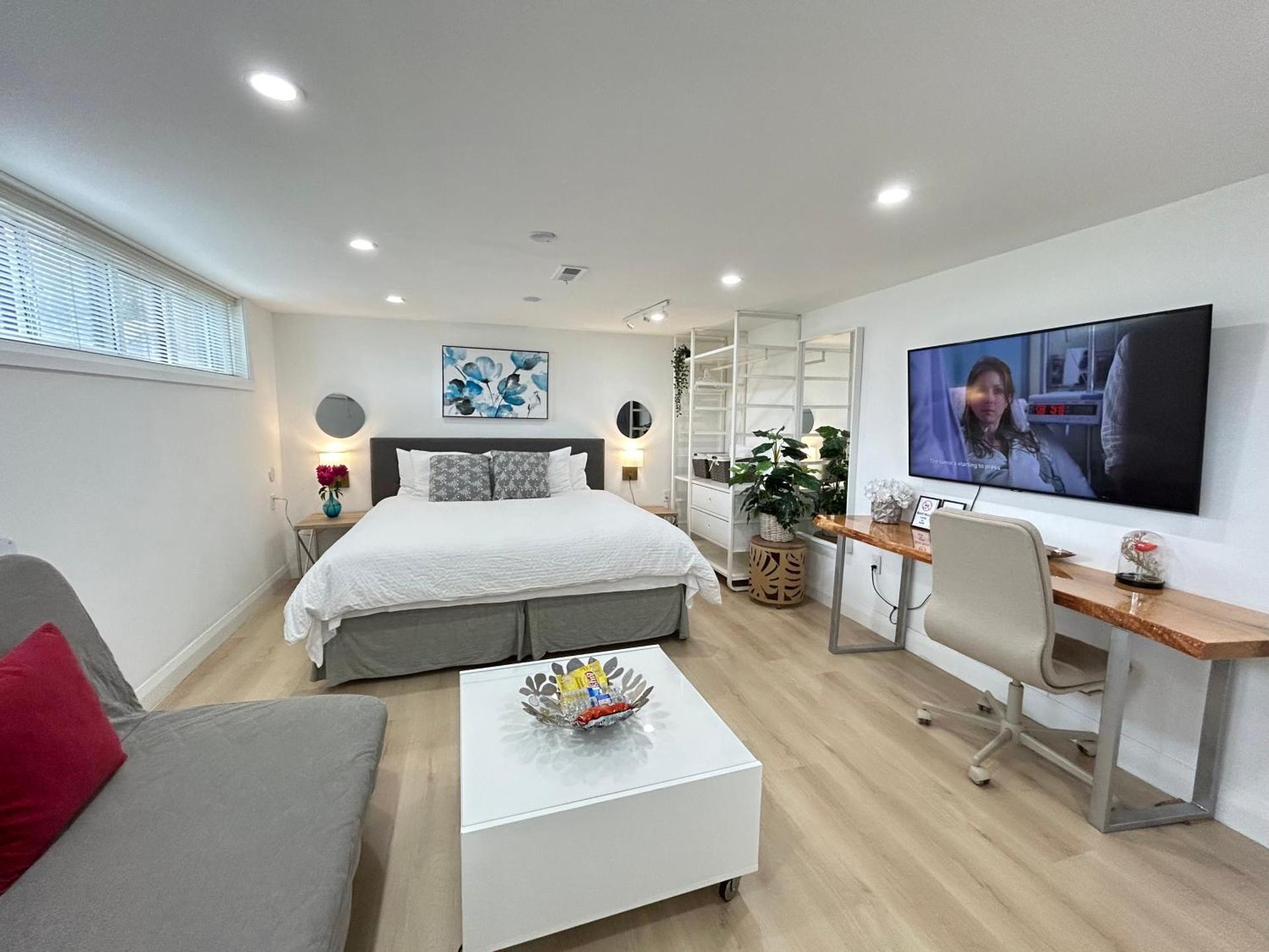 Modern Lux Family Rooms - KingBed - Near Sheppard W Station Toronto