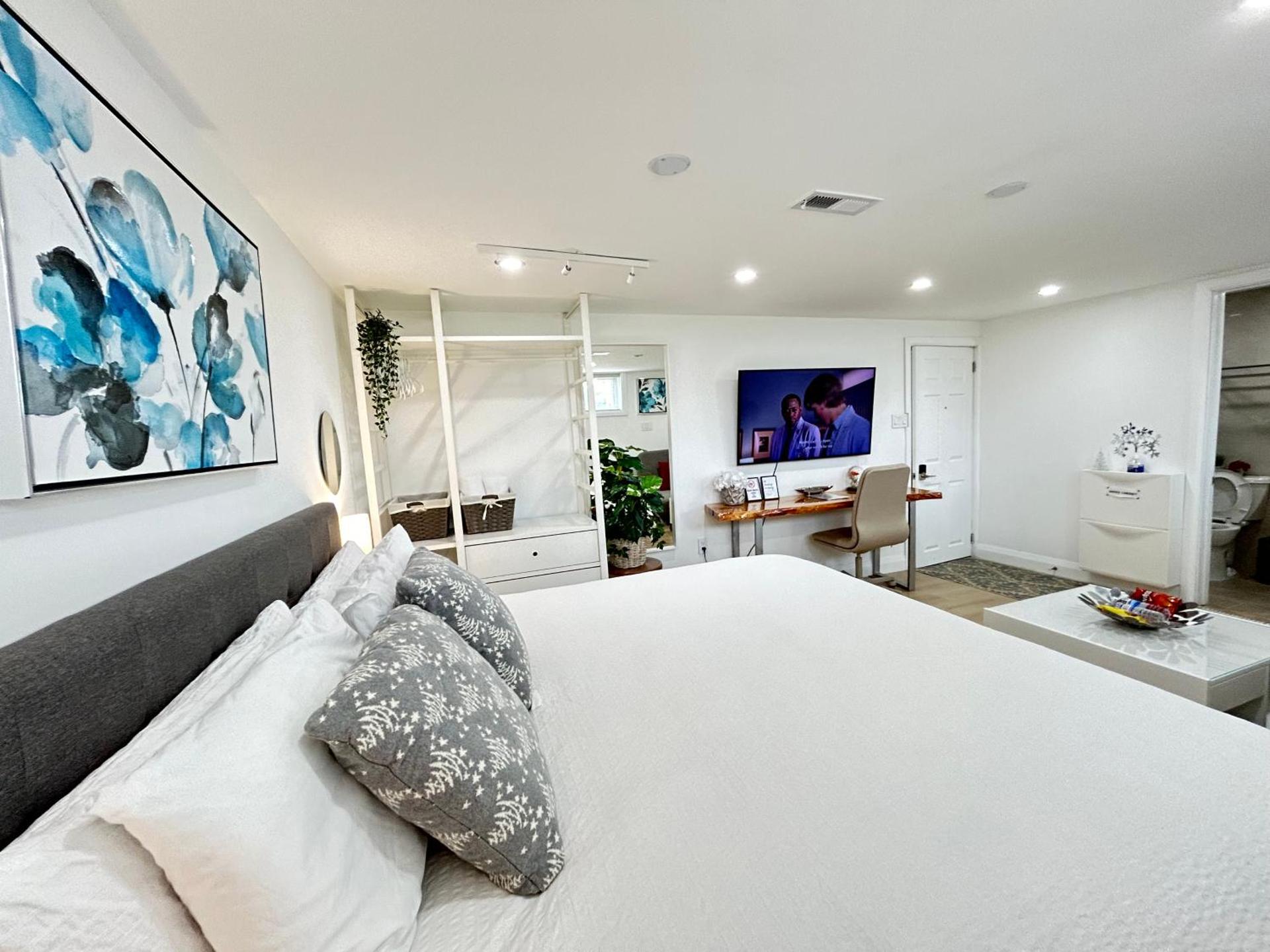 Modern Lux Family Rooms - KingBed - Near Sheppard W Station Toronto