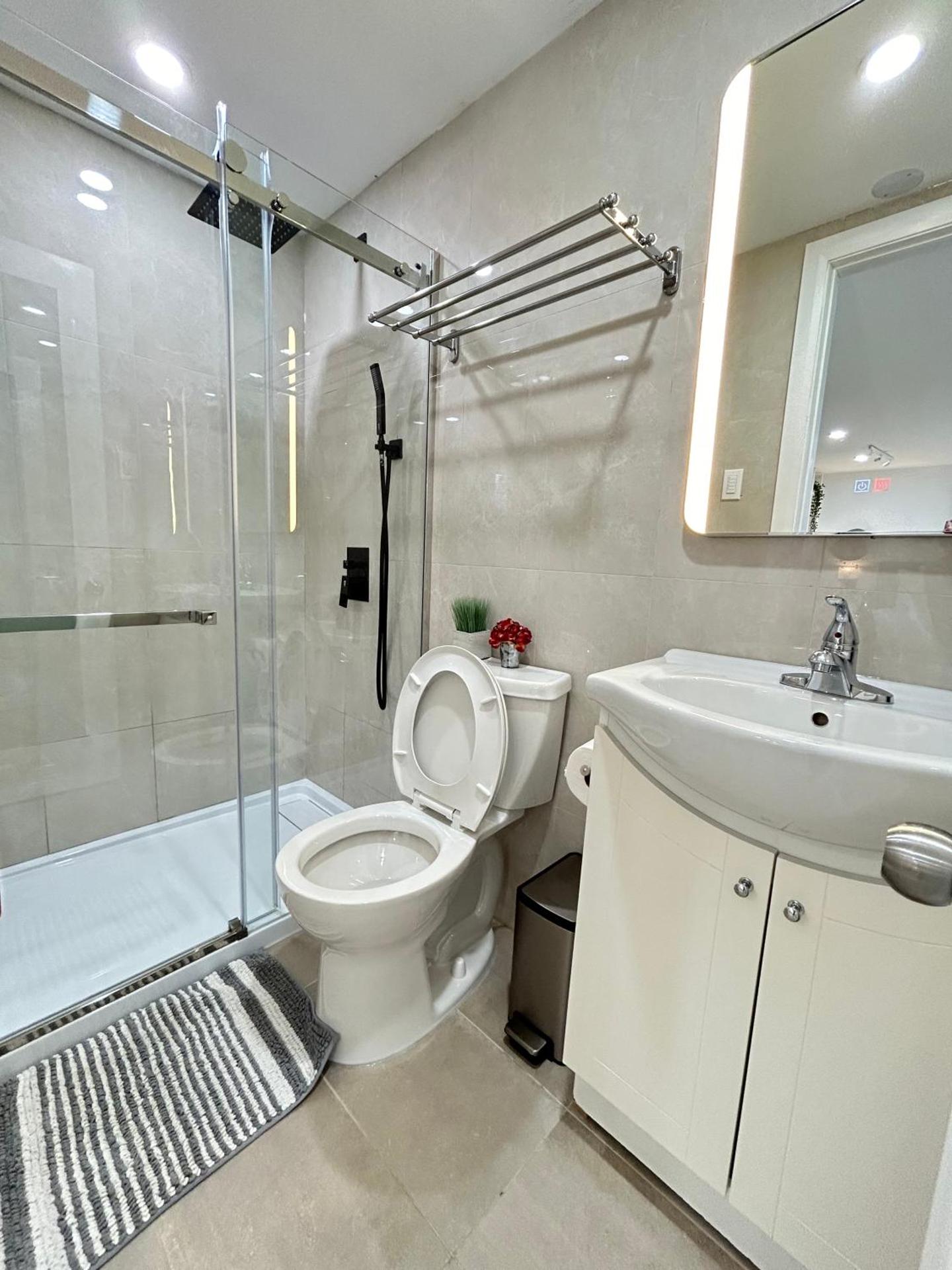 Modern Lux Family Rooms - KingBed - Near Sheppard W Station Toronto