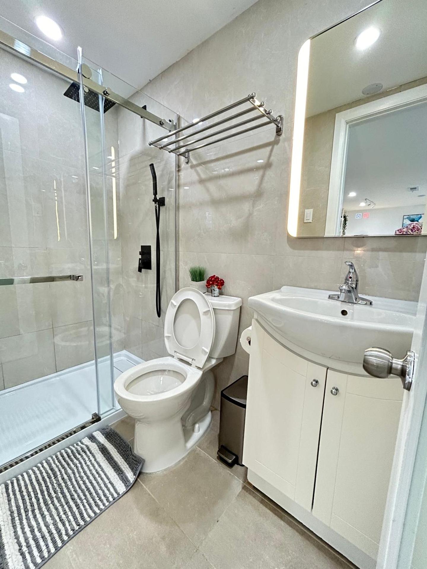 Modern Lux Family Rooms - KingBed - Near Sheppard W Station Toronto