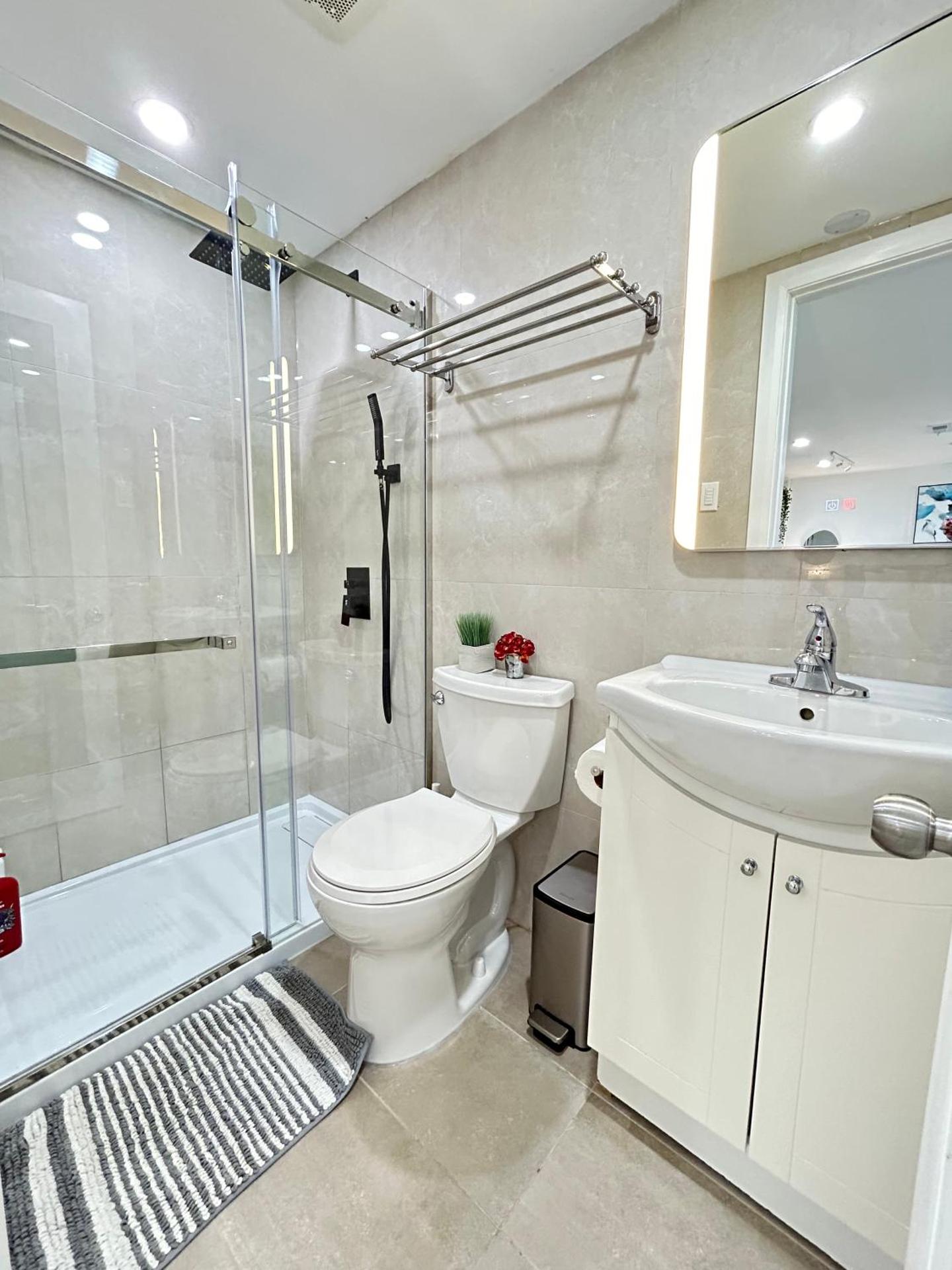 Modern Lux Family Rooms - KingBed - Near Sheppard W Station Toronto