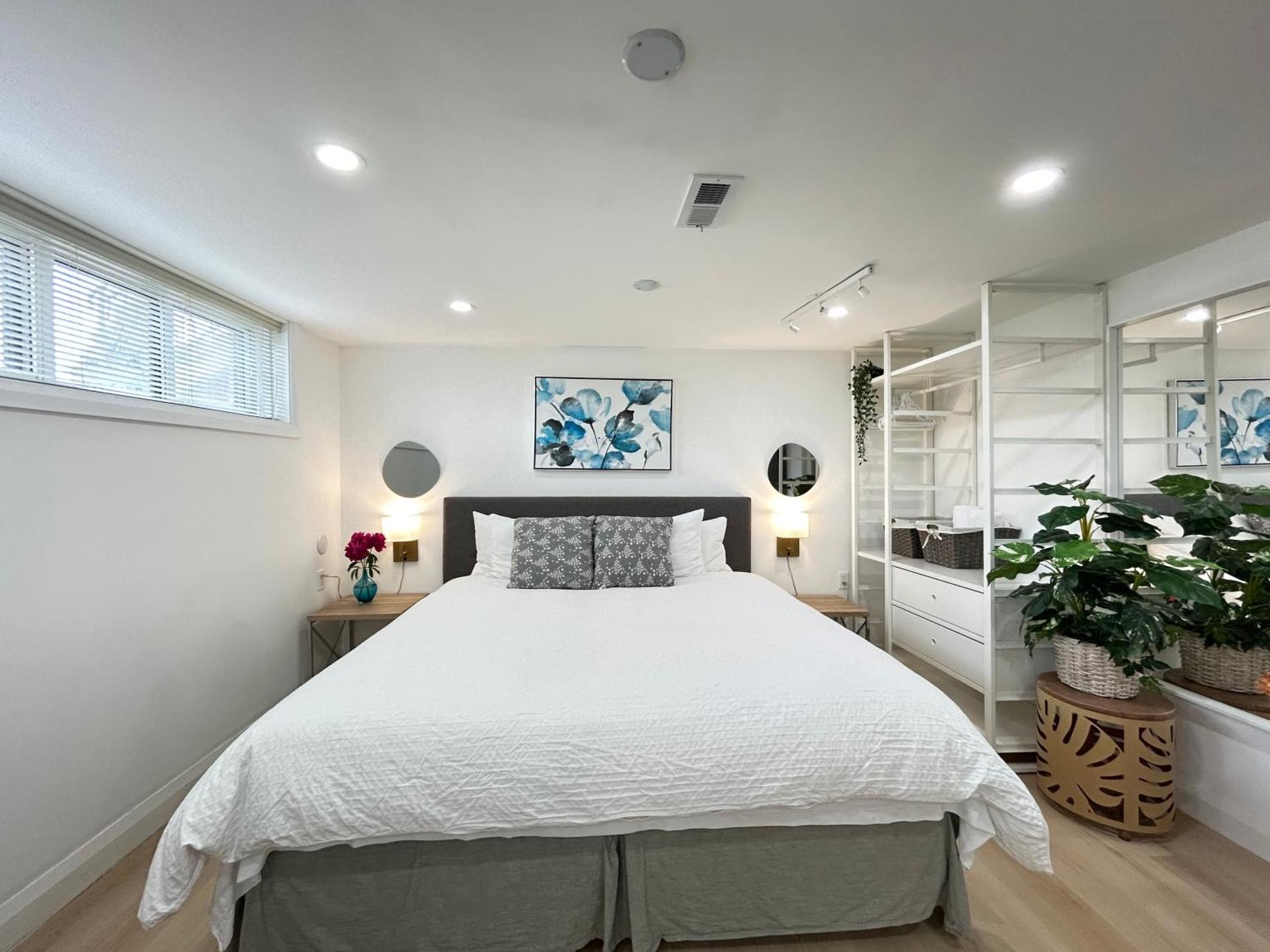 Modern Lux Family Rooms - KingBed - Near Sheppard W Station Toronto