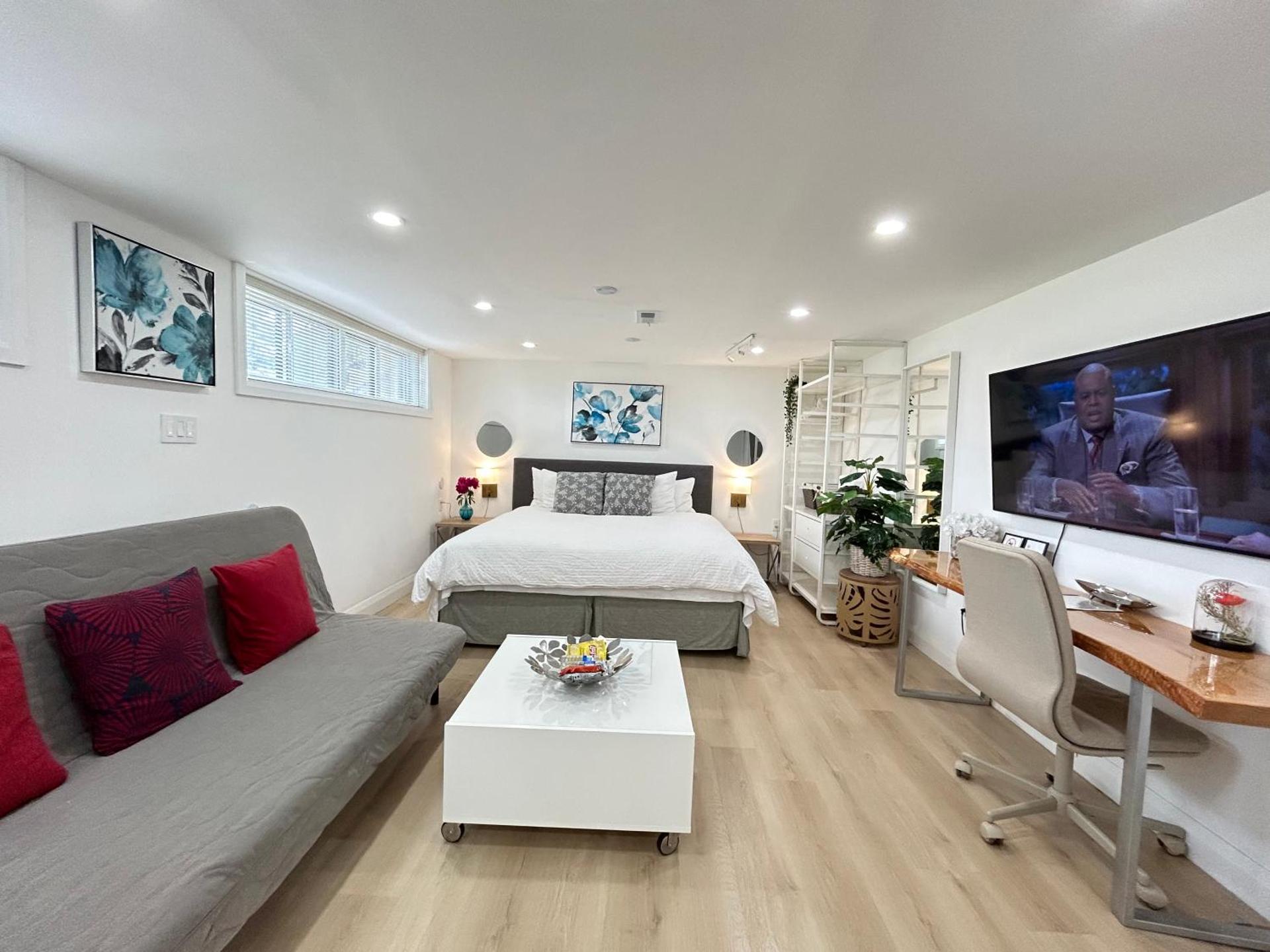 Modern Lux Family Rooms - KingBed - Near Sheppard W Station Toronto