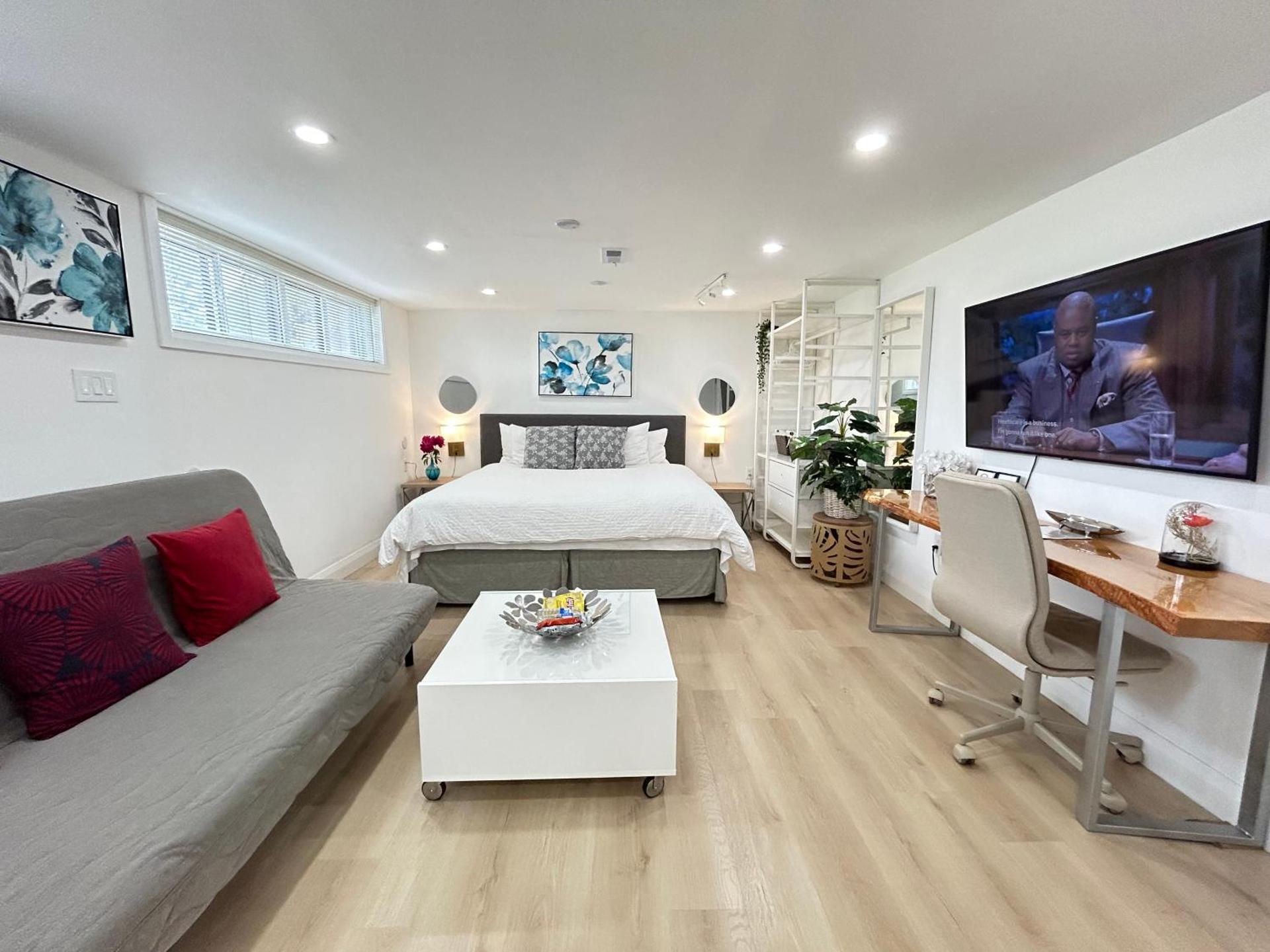 Modern Lux Family Rooms - KingBed - Near Sheppard W Station Toronto