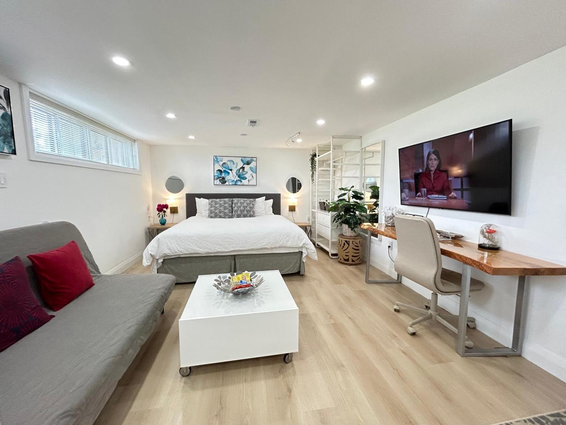 Modern Lux Family Rooms - KingBed - Near Sheppard W Station Toronto