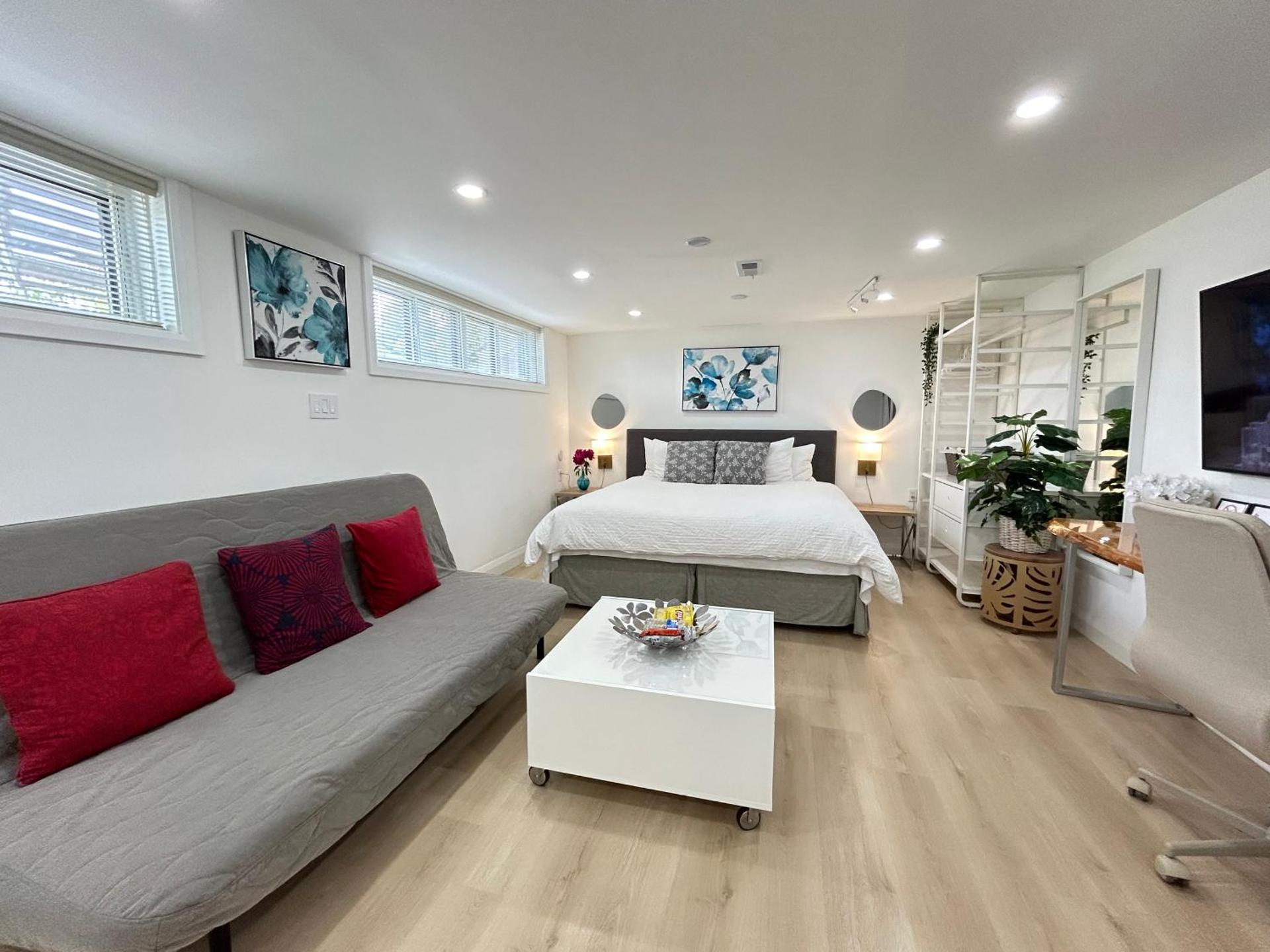 Modern Lux Family Rooms - KingBed - Near Sheppard W Station Toronto