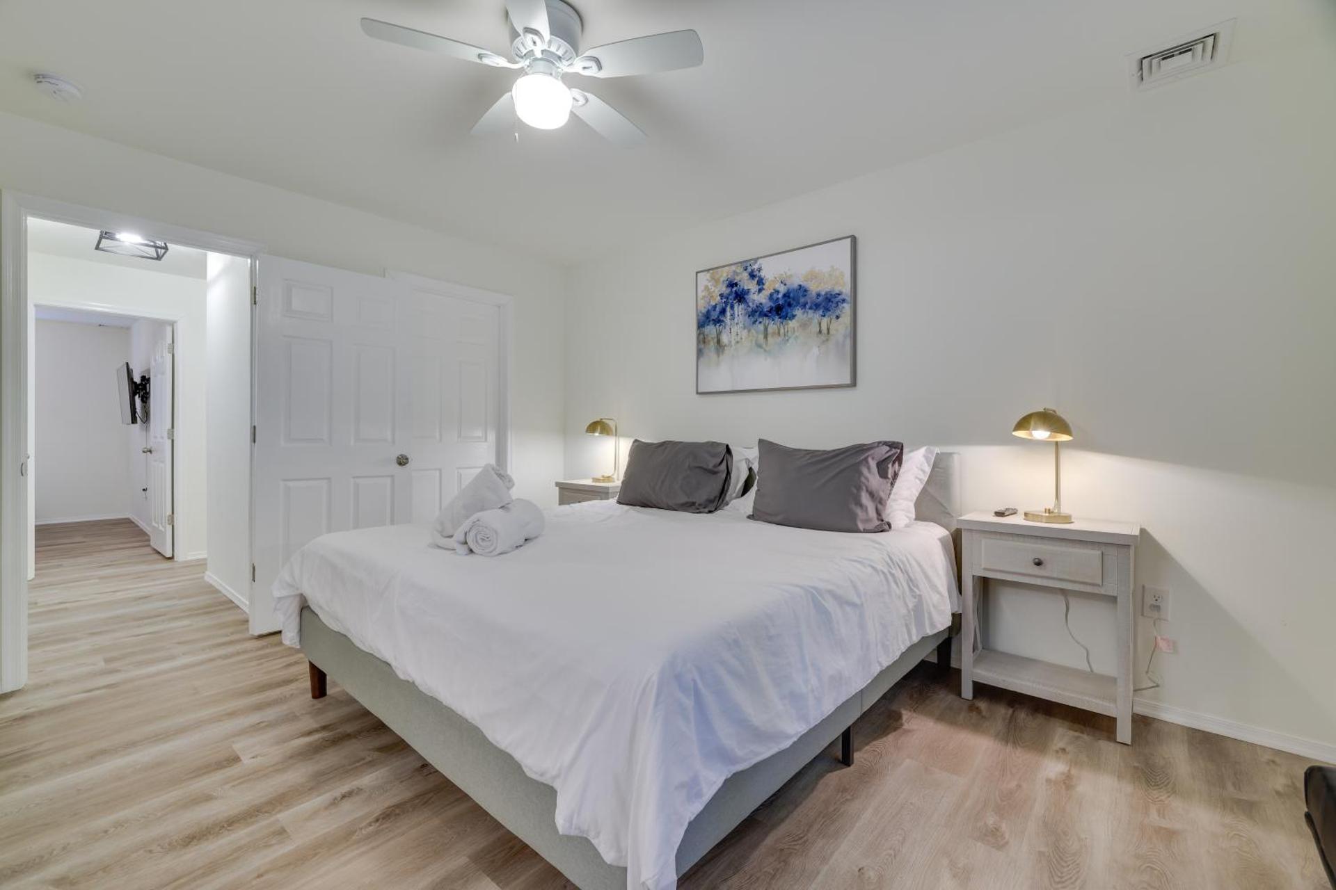 7 Mi to Camelback Mtn Chic Penn Estates Home