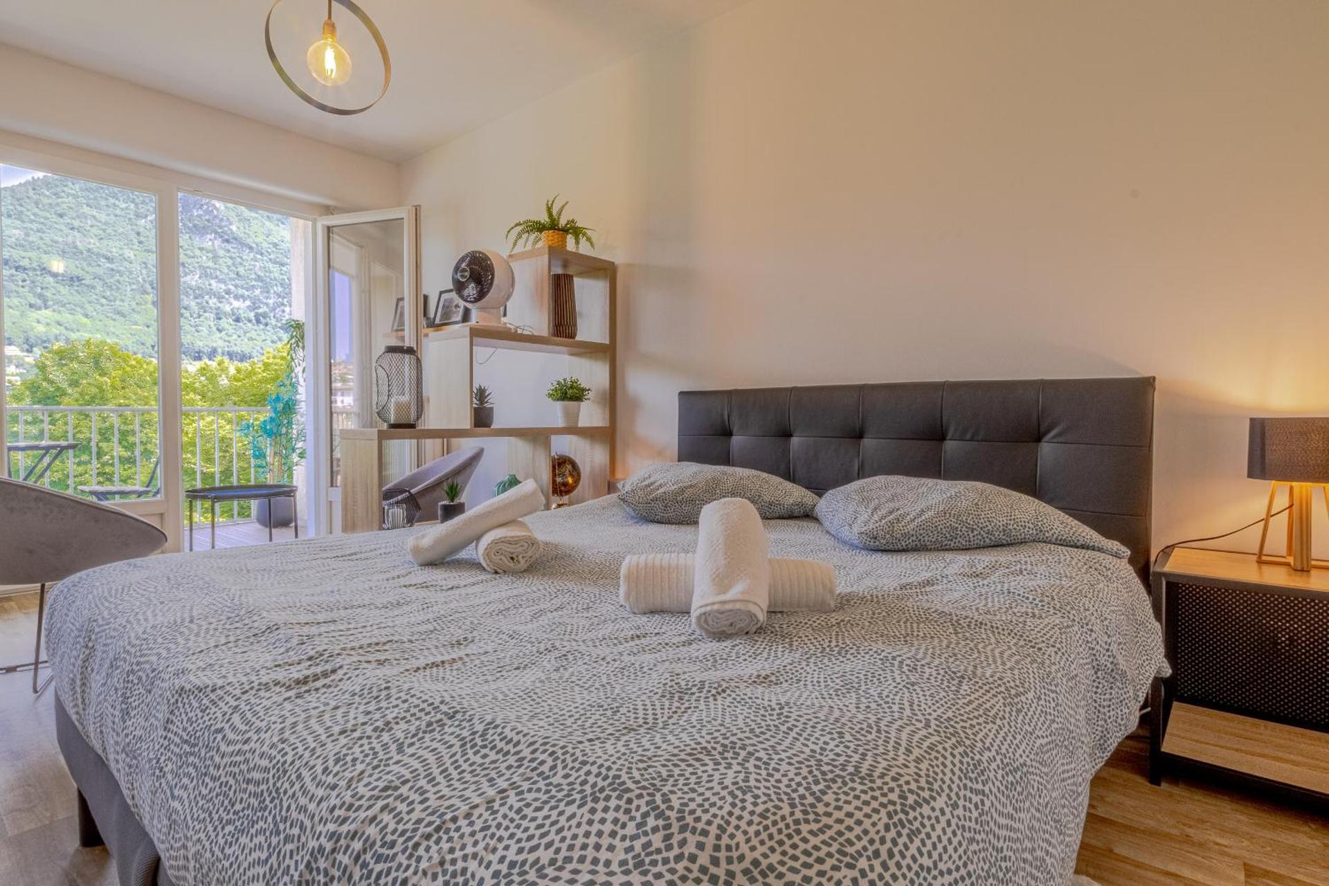 Mont-Lac - Free parking - By a park - Mountain view - near lake