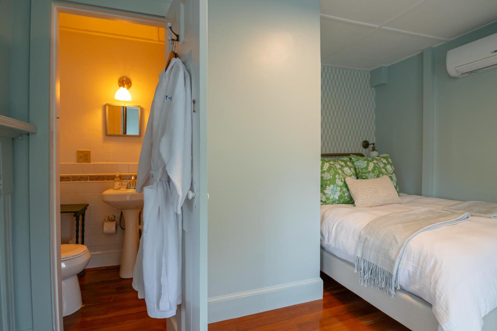 The Burbank Rose Inn