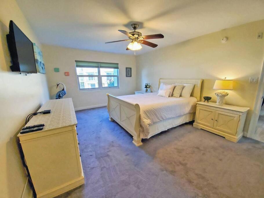 Enjoy Sunsets at Fully Equipped 2BR Condo on Beach