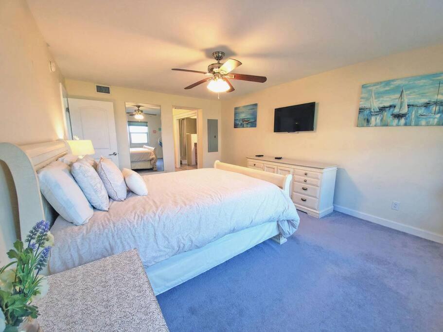 Enjoy Sunsets at Fully Equipped 2BR Condo on Beach