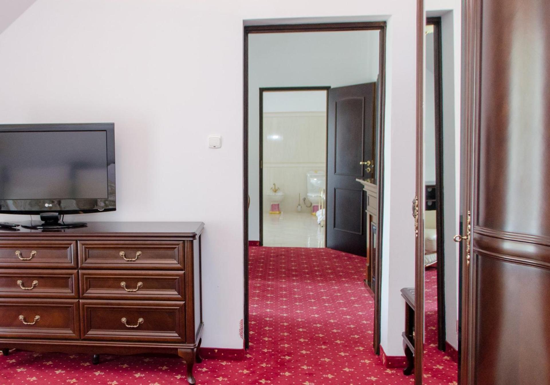 One-Bedroom Apartment with Lake View