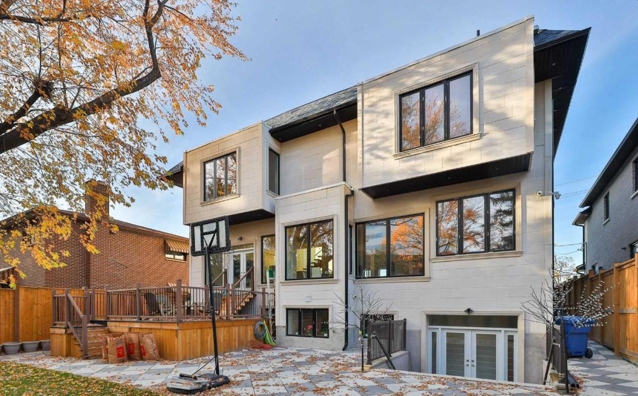 Comfortable Room in Toronto next to Yorkdale mall