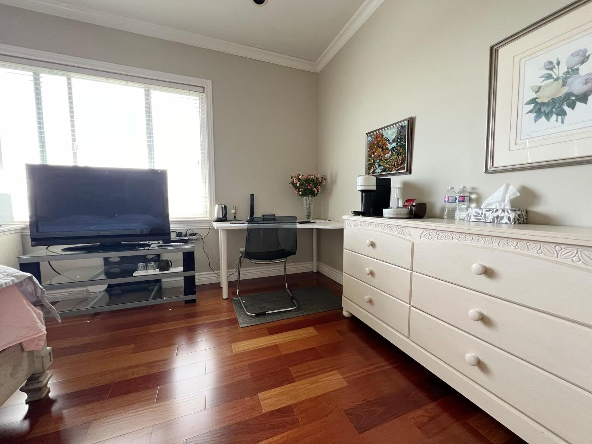 independent entrance cozy room with private bathroom close to YVR Richmond