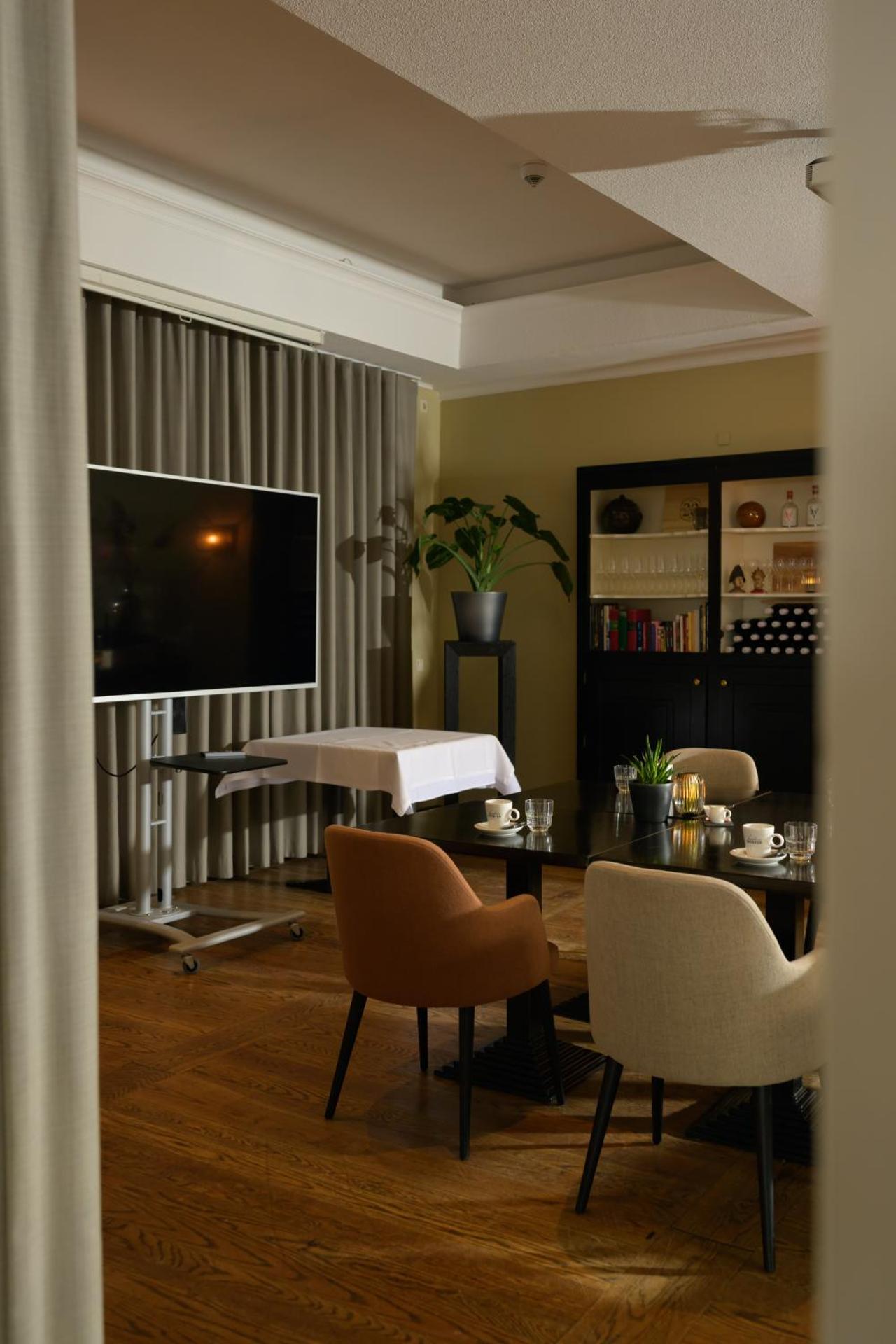 Meeting/conference room