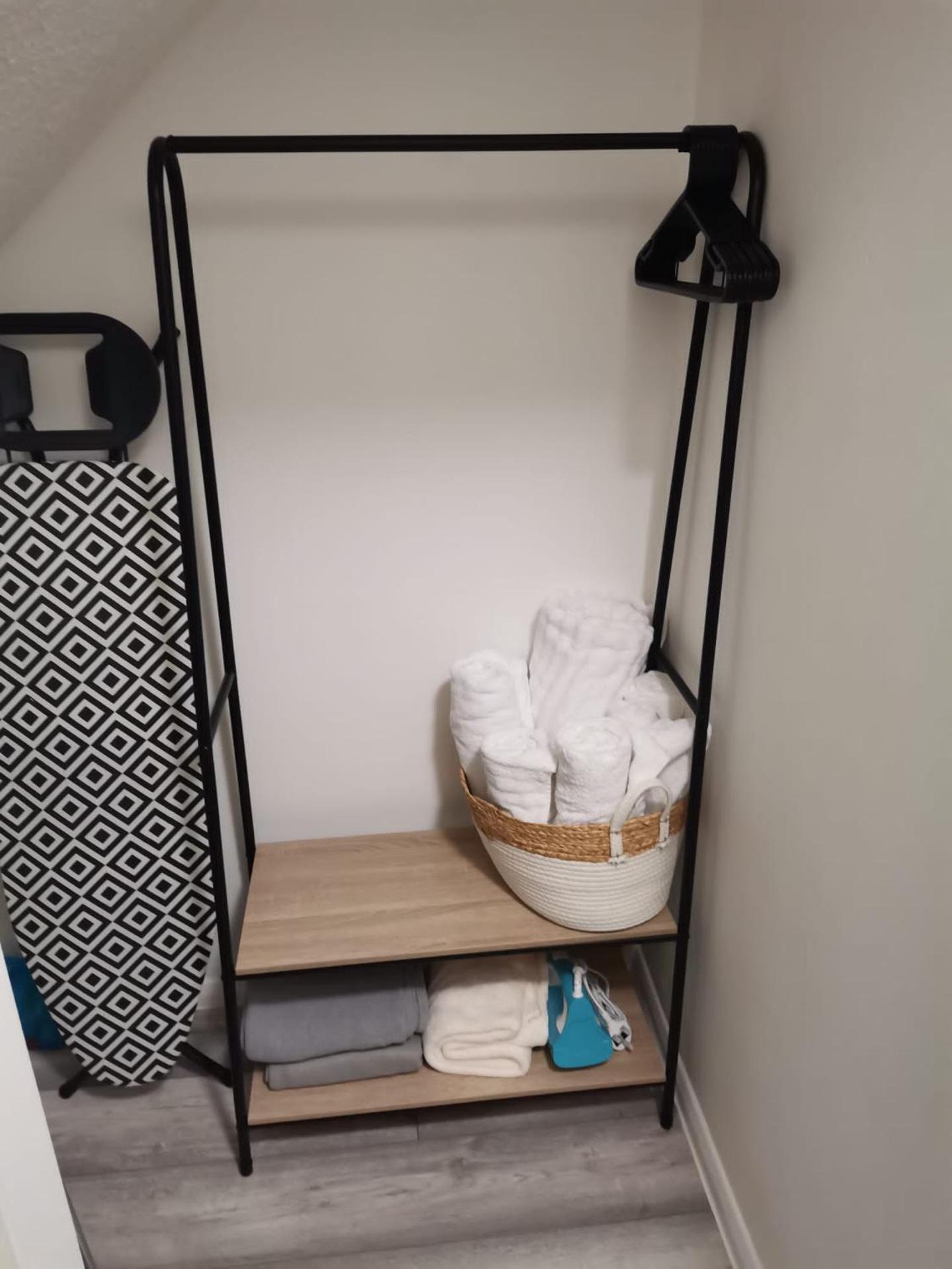 Newly Renovated Cosy 1 bed flat, 4 minutes walk to Town Centre, 3 minutes walk to the train station, Free parking, Modern, fresh and spacious living room, Netflix ready smart TV, Wifi