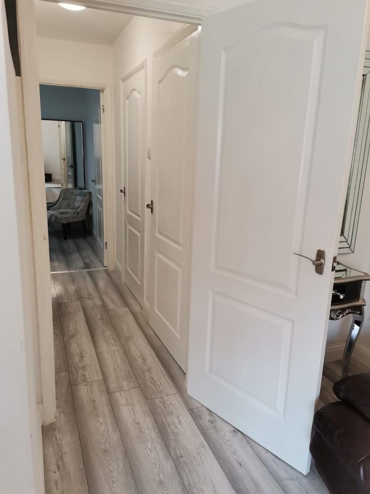 Newly Renovated Cosy 1 bed flat, 4 minutes walk to Town Centre, 3 minutes walk to the train station, Free parking, Modern, fresh and spacious living room, Netflix ready smart TV, Wifi