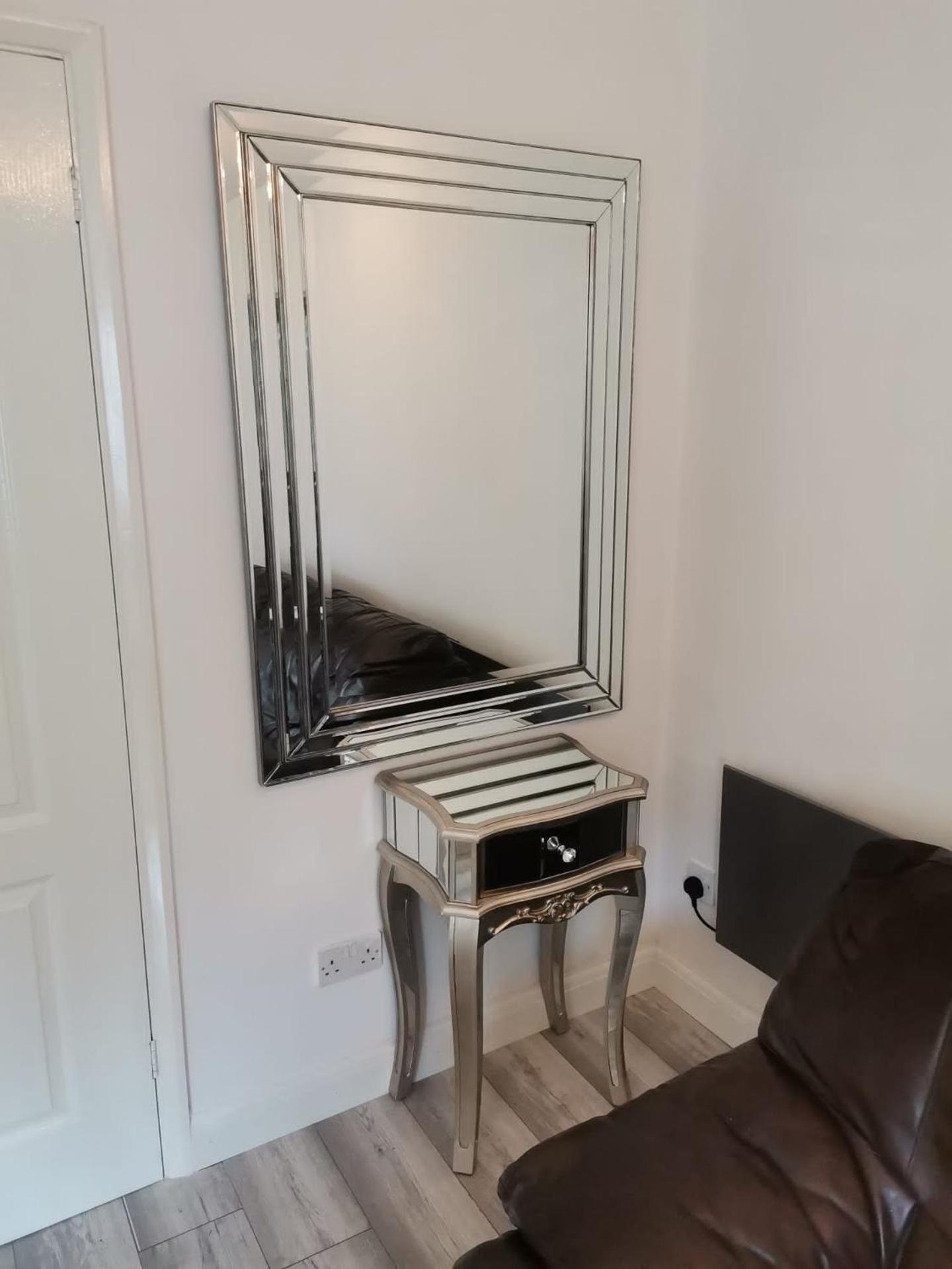 Newly Renovated Cosy 1 bed flat, 4 minutes walk to Town Centre, 3 minutes walk to the train station, Free parking, Modern, fresh and spacious living room, Netflix ready smart TV, Wifi