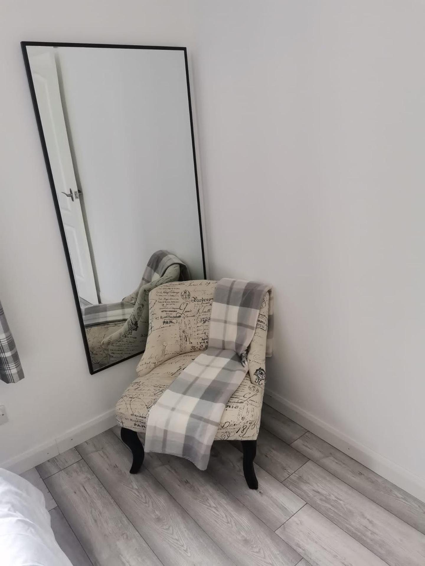 Newly Renovated Cosy 1 bed flat, 4 minutes walk to Town Centre, 3 minutes walk to the train station, Free parking, Modern, fresh and spacious living room, Netflix ready smart TV, Wifi
